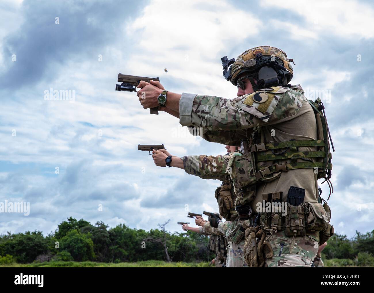 US-Dienstmitglieder feuern während der Pistolenschießprüfung für das Proficiency Badge (GAFPB) der Bundeswehr am 5. Juli 2022 auf Ziele. 57 Soldaten und Luftmänner, die der gemeinsamen Task Force-Horn von Afrika zugewiesen wurden, erhielten den GAFPB vom 4. Bis 5. Juli 2022 im Camp Simba, Kenia. Das Abzeichen ist ein Test für körperliche Fitness und Schießfertigkeit mit drei Stufen der Auszeichnung, die verdient werden können: Gold, Silber und Bronze. Es handelt sich um eine Dekoration der Bundeswehr, der Bundeswehr. (USA Foto der Armee-Nationalgarde von Staff Sgt. Jeff Clements) Stockfoto