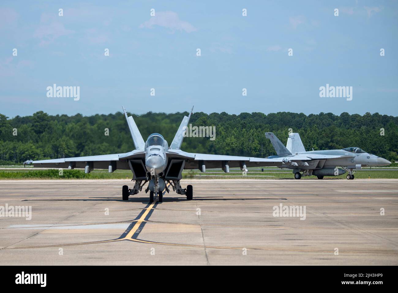 220713-N-AC802-0060 VIRGINIA BEACH, VA. (JU1. 13, 2022) eine F/A-18E Super Hornet, befestigt an den „Pukin Dogs“ des Strike Fighter Squadron (VFA) 143, Taxis auf der Fluglinie an Bord der Naval Air Station Oceana. Das Geschwader ist an den Carrier Air Wing SEVEN angeschlossen, der sich auf der Naval Air Station Oceana befindet. (USA Navy Foto von Mass Communication Specialist 2. Class Megan Wollam/veröffentlicht) Stockfoto