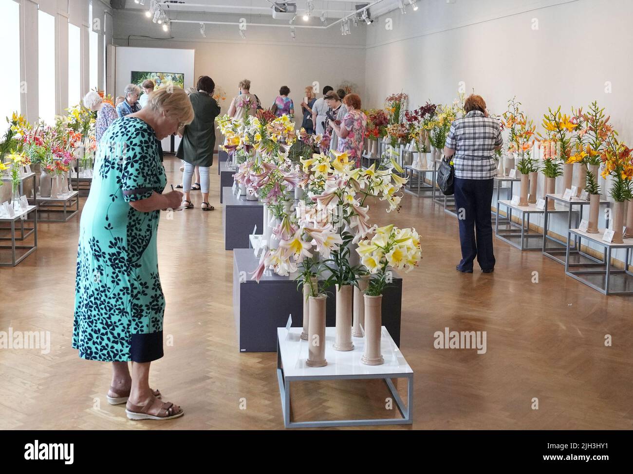 Riga, Lettland. 14.. Juli 2022. Am 14. Juli 2022 besuchen die Menschen die Lilies 2022-Ausstellung in Riga, Lettland. Quelle: Edijs Palens/Xinhua/Alamy Live News Stockfoto