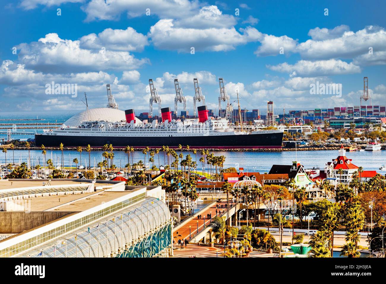 LONG BEACH, KALIFORNIEN - 21. April 2022: Long Beach ist bekannt für seine Attraktionen am Wasser, darunter die Queen Mary. Es werden mehrere Sportarten angeboten Stockfoto
