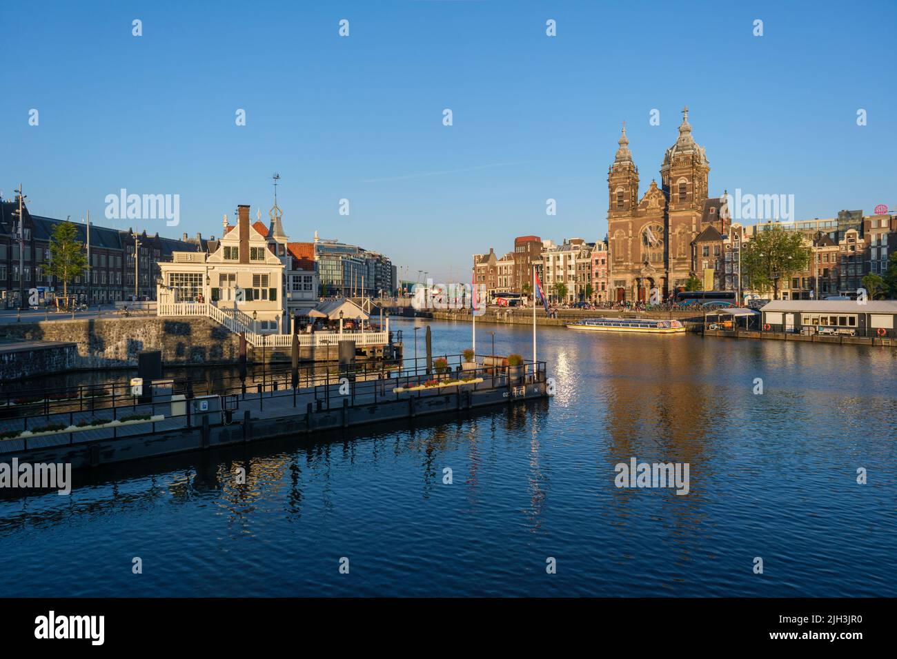 Amsterdam, Niederlande - 22. Juni 2022: Die Basilika des Heiligen Nikolaus im Viertel Old Centre Stockfoto