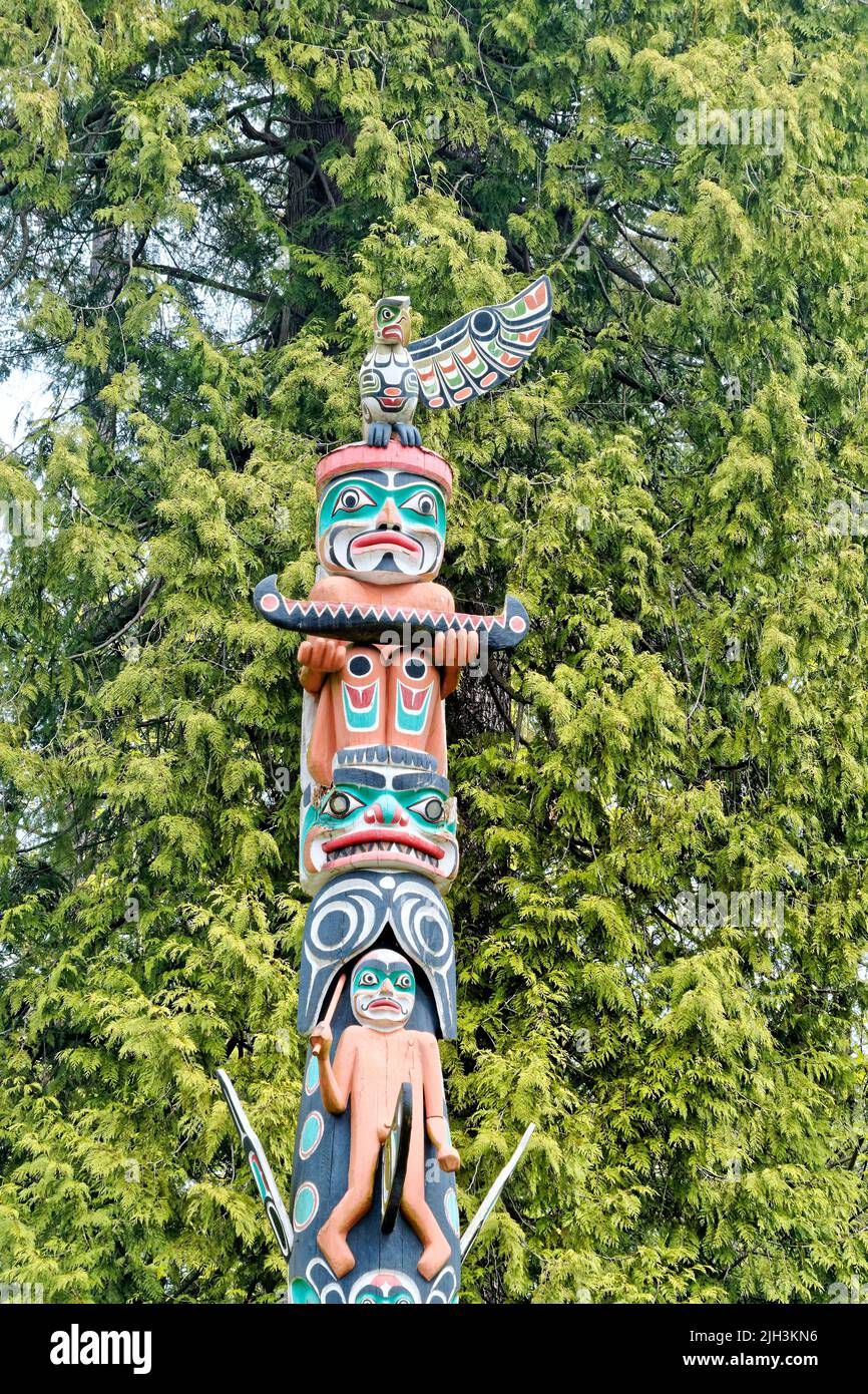 Halber Vogel auf Totem Pole Stockfoto