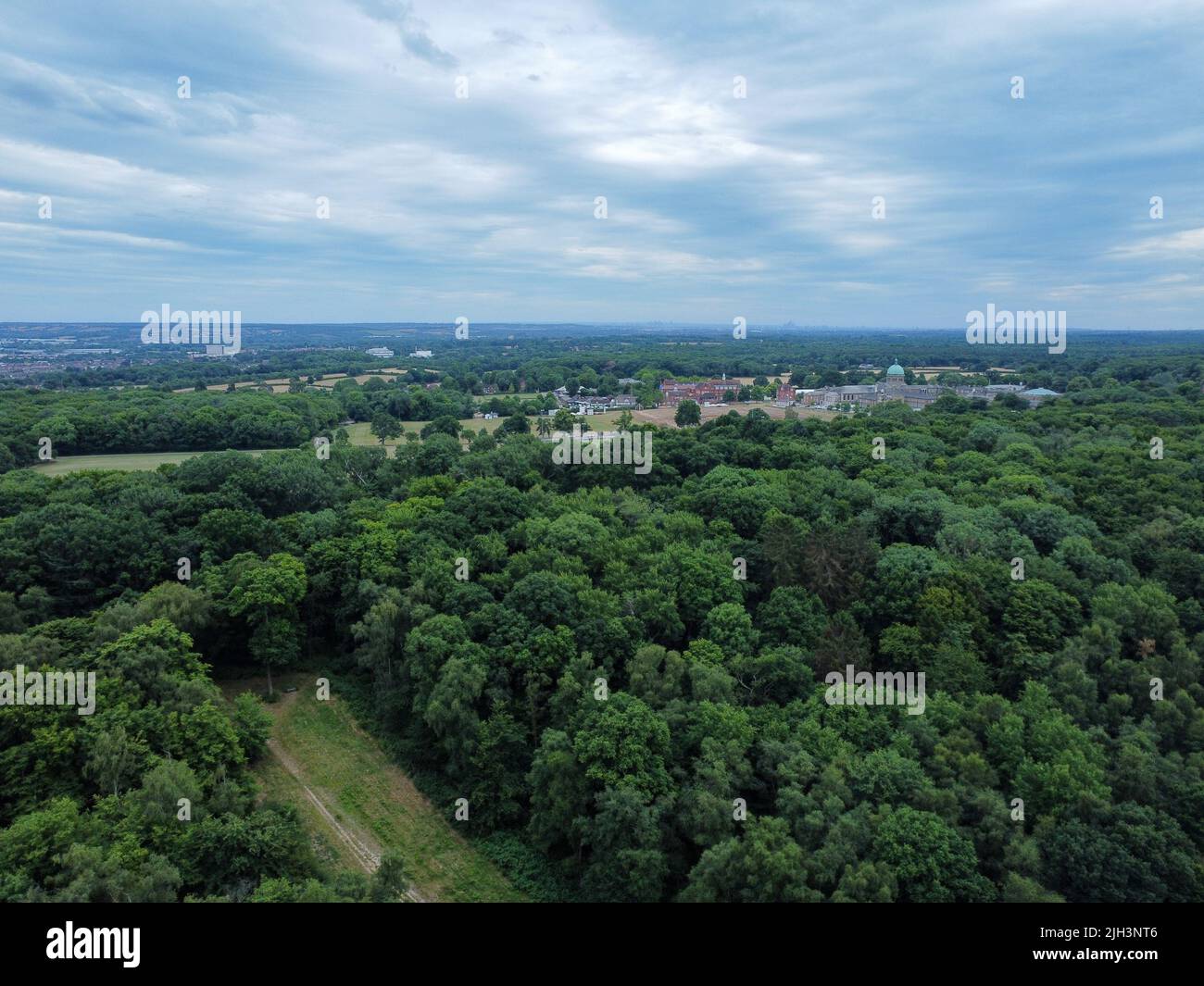Luftaufnahme von Sportplätzen, Wäldern und Haileybury College im Hintergrund. VEREINIGTES KÖNIGREICH Stockfoto