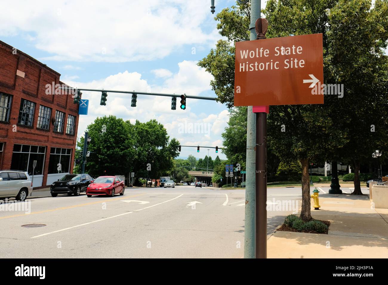 Schild in der Innenstadt von Asheville, North Carolina, das Besucher und Touristen auf die historische Stätte Thomas Wolfe State zeigt; das Kinderheim des amerikanischen Schriftstellers. Stockfoto