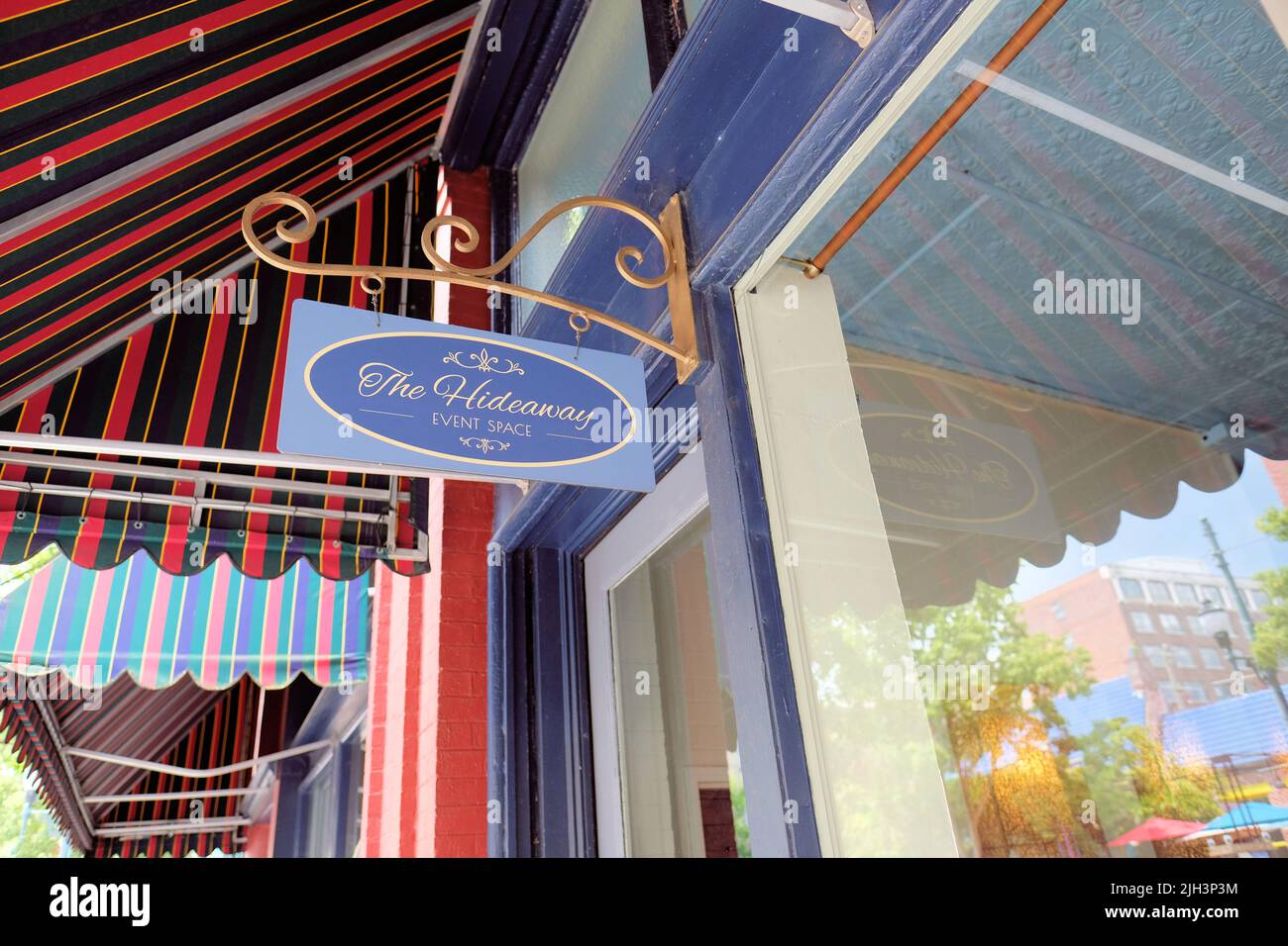 The Hideaway im historischen Broadway Arts Building in der Innenstadt von Asheville, North Carolina; ein privater Veranstaltungsort für Hochzeiten, Empfänge, Veranstaltungen. Stockfoto