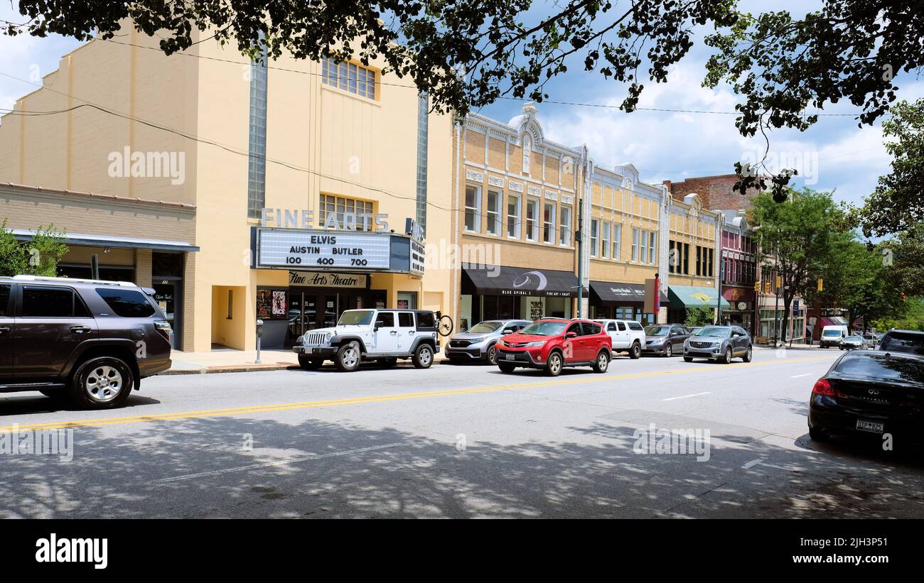 Festzelt im Fine Arts Theatre in der Innenstadt von Asheville, North Carolina mit Startzeiten für Elvis; Kunst und unabhängiges Filmhaus; Kinounterhaltung. Stockfoto