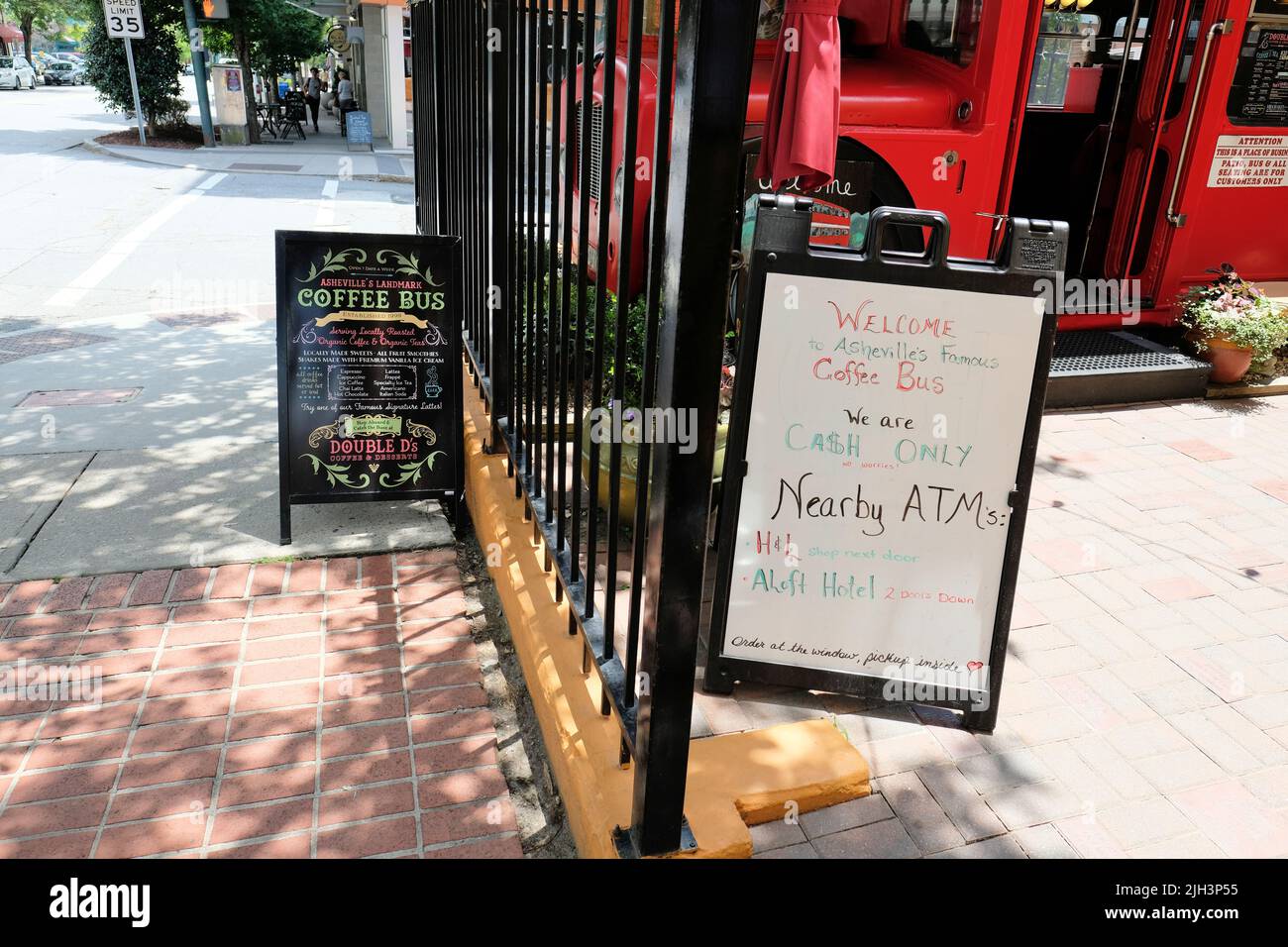 Asheville, North Carolinas berühmter Doppeldecker-Café-Bus: Double D's Coffee und Desserts in der Innenstadt; Menü auf dem Bürgersteig; nur Bargeld. Stockfoto
