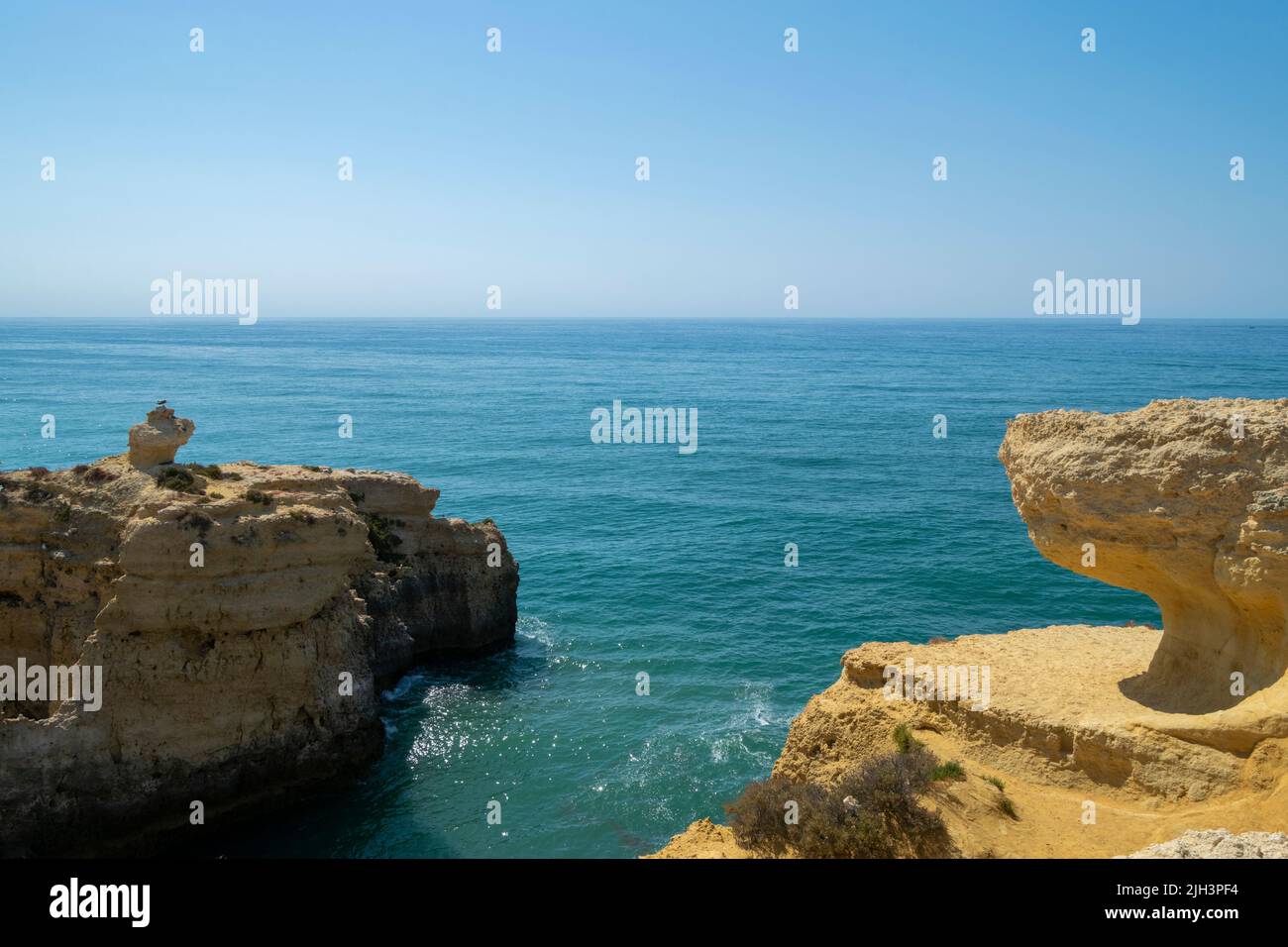Blick auf den Meereshorizont von einem hohen Punkt auf den Küstenklippen. Wunderschöne Aussicht aufs Meer, Felsen und Klippen. Küstenlandschaft. Stockfoto