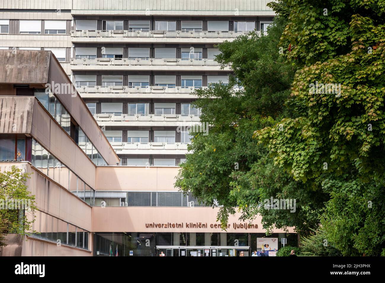 Bild des wichtigsten slowenischen Krankenhaus, universitetni klinicki centar ljubljana, der Universität klinischen Zentrum, Zith einen Schwerpunkt auf seinen Eingang und seine Stockfoto