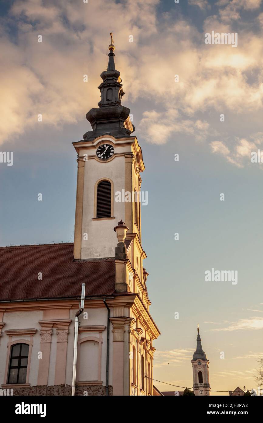 Bild des Turms der serbischen Kirche, in Banatsko Novo Selo, Serbien, zeigt die Zeit an. Banatsko Novo Selo ist eine Stadt im Süden von Banat Stockfoto