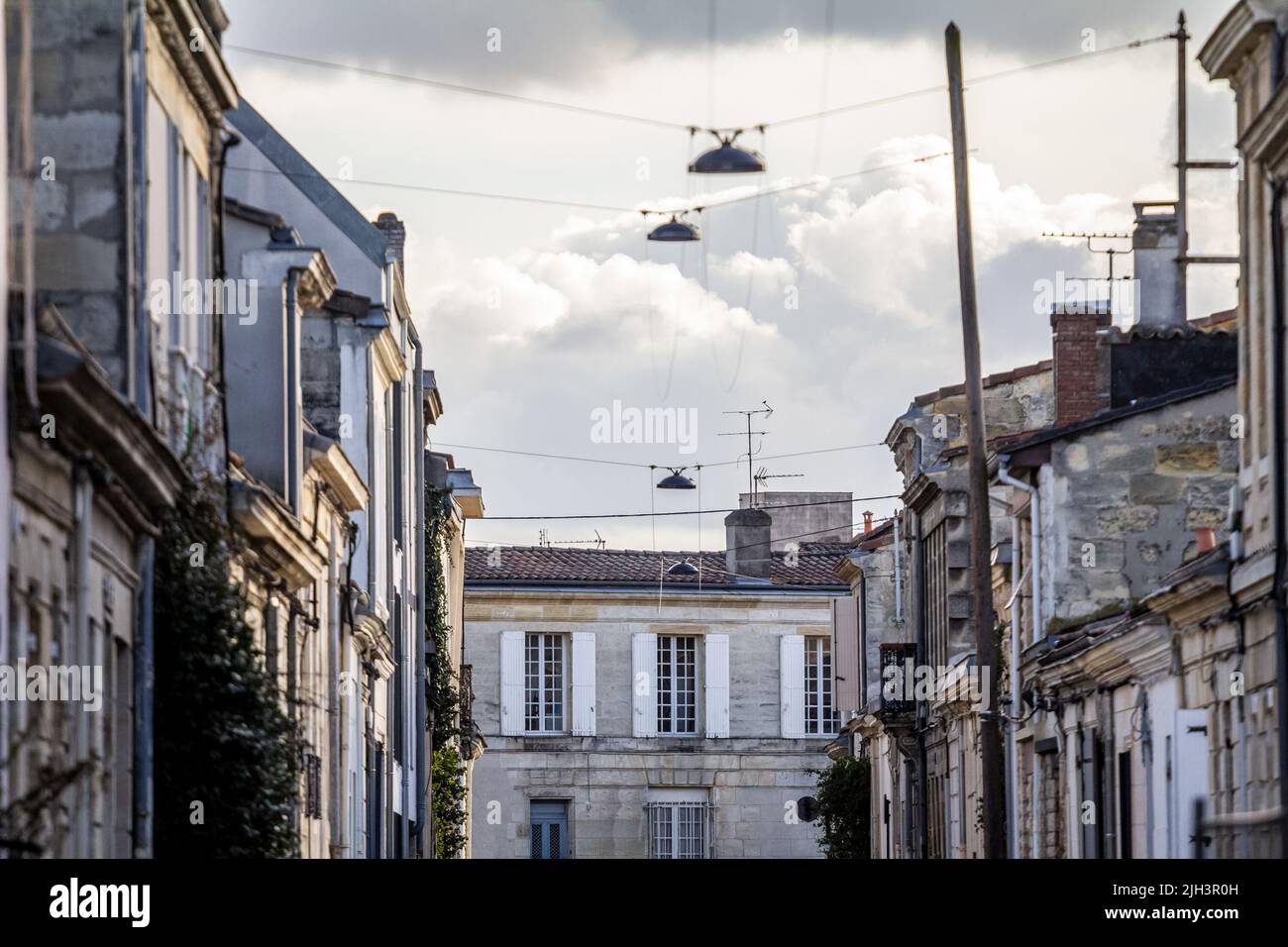 Bild von einem typischen Gebäude des Stadtzentrums von Bordeaux, Frankreich Serbien, mit geschlossenen Jalousien auf einem Gebäude für Wohnzwecke. Stockfoto