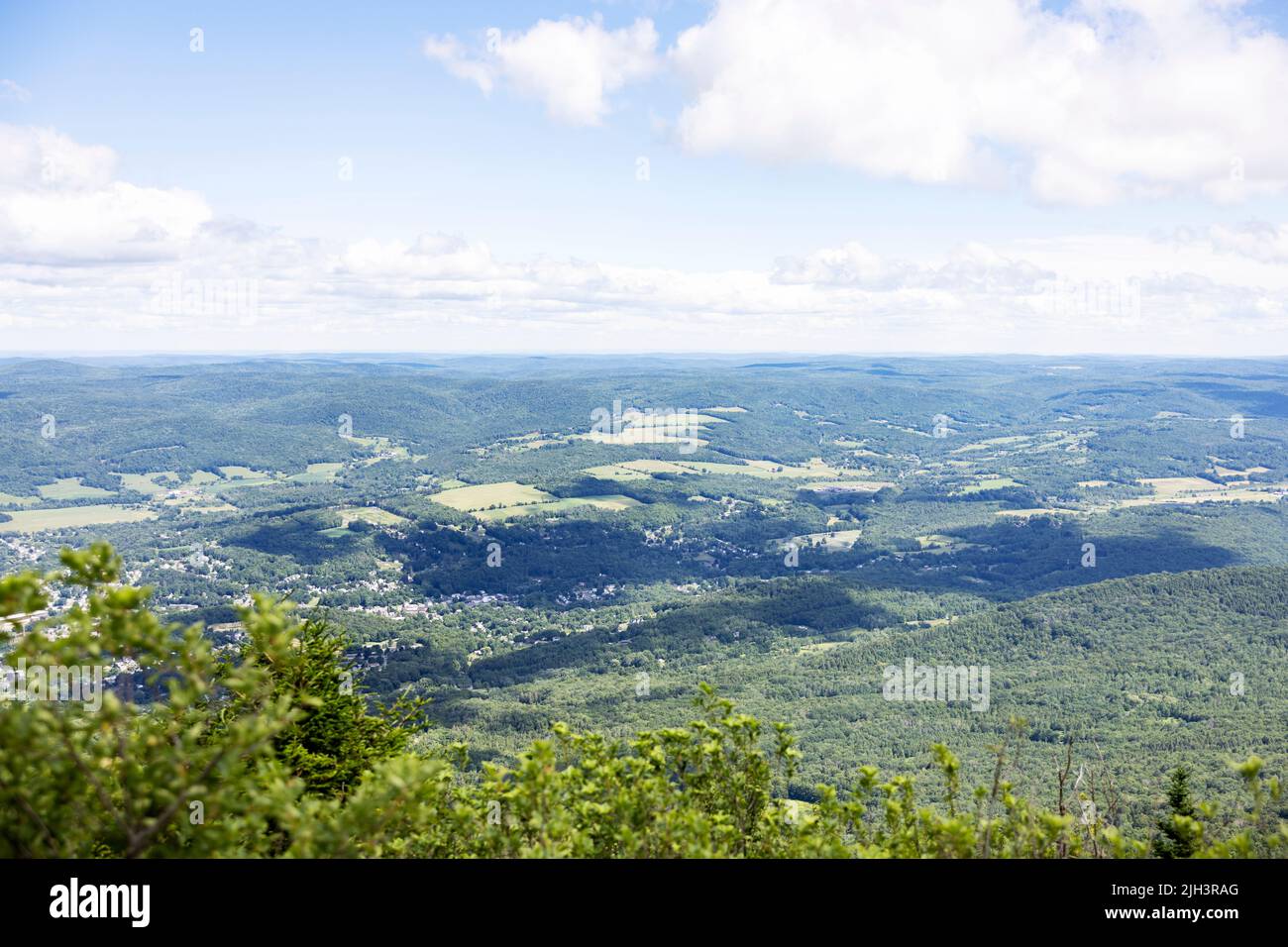 Der Blick auf North Adams, Massachusetts, USA, vom Mount Greylock, dem höchsten Berg des Staates, in den Berkshires. Stockfoto