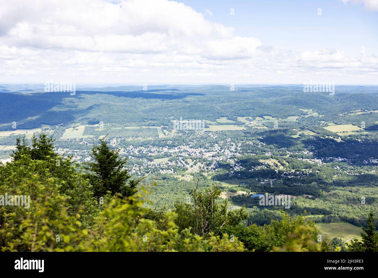 Der Blick auf North Adams, Massachusetts, USA, vom Mount Greylock, dem höchsten Berg des Staates, in den Berkshires. Stockfoto