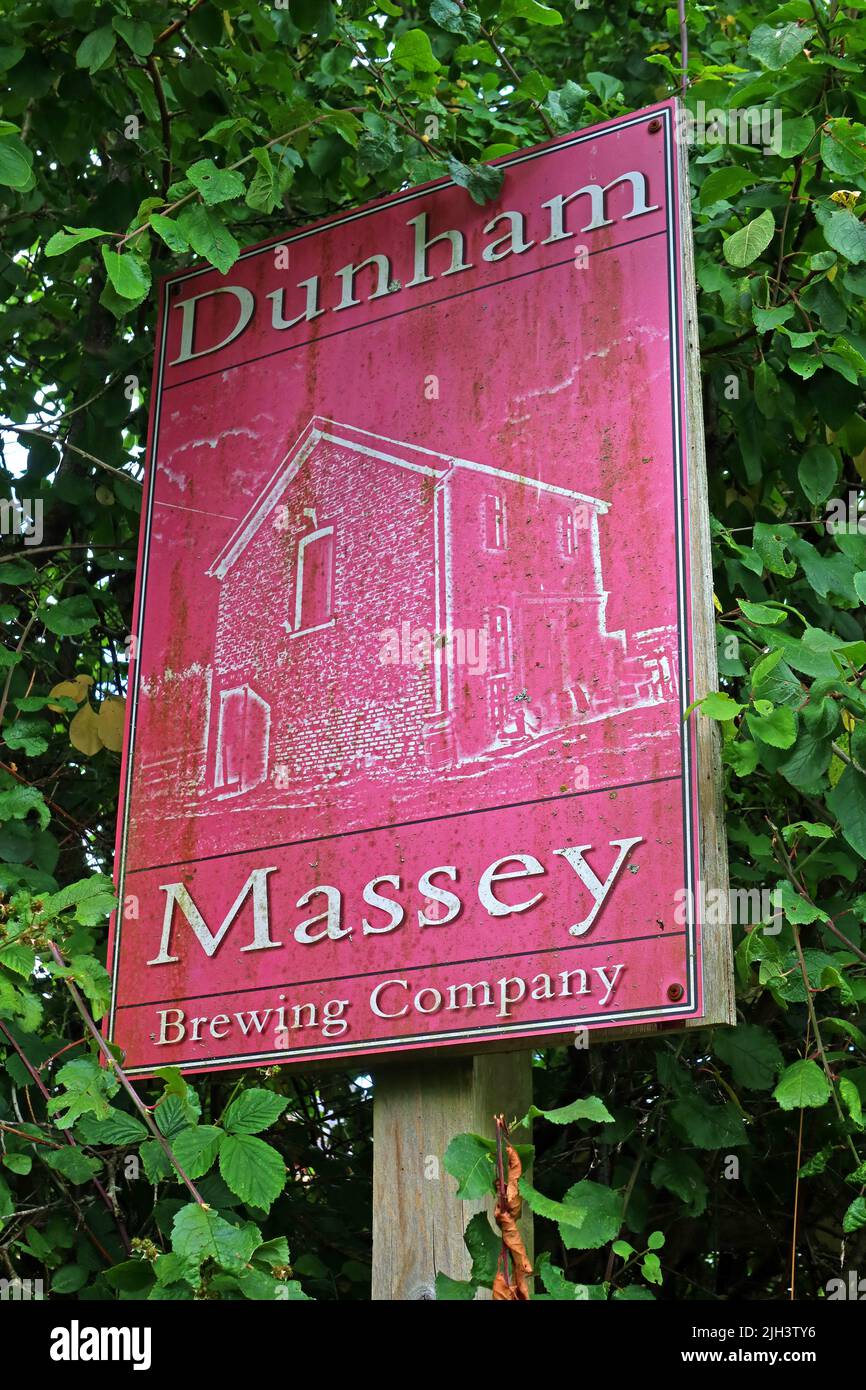 Das Schild der Dunham Massey Brewing Company am Eingang, Dunham Village, Bowden, Altrincham, Cheshire, ENGLAND, GROSSBRITANNIEN, WA14 4PE Stockfoto