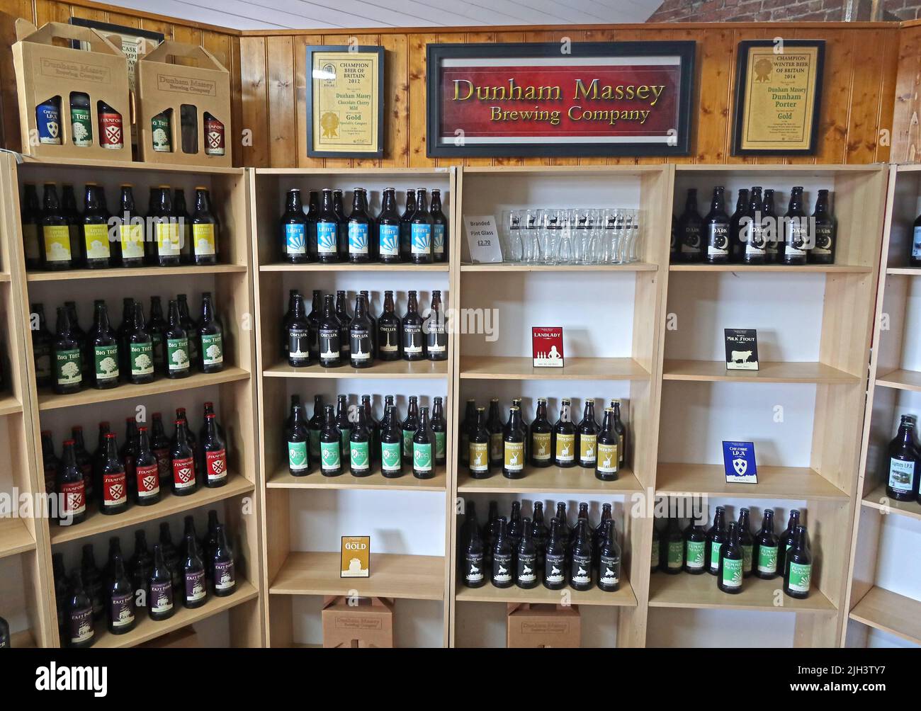 Der Laden der Dunham Massey Brewing Company, Regale mit abgefülltem Ale, Dunham Village, Bowden, Altrincham, Cheshire, ENGLAND, GROSSBRITANNIEN, WA14 4PE Stockfoto