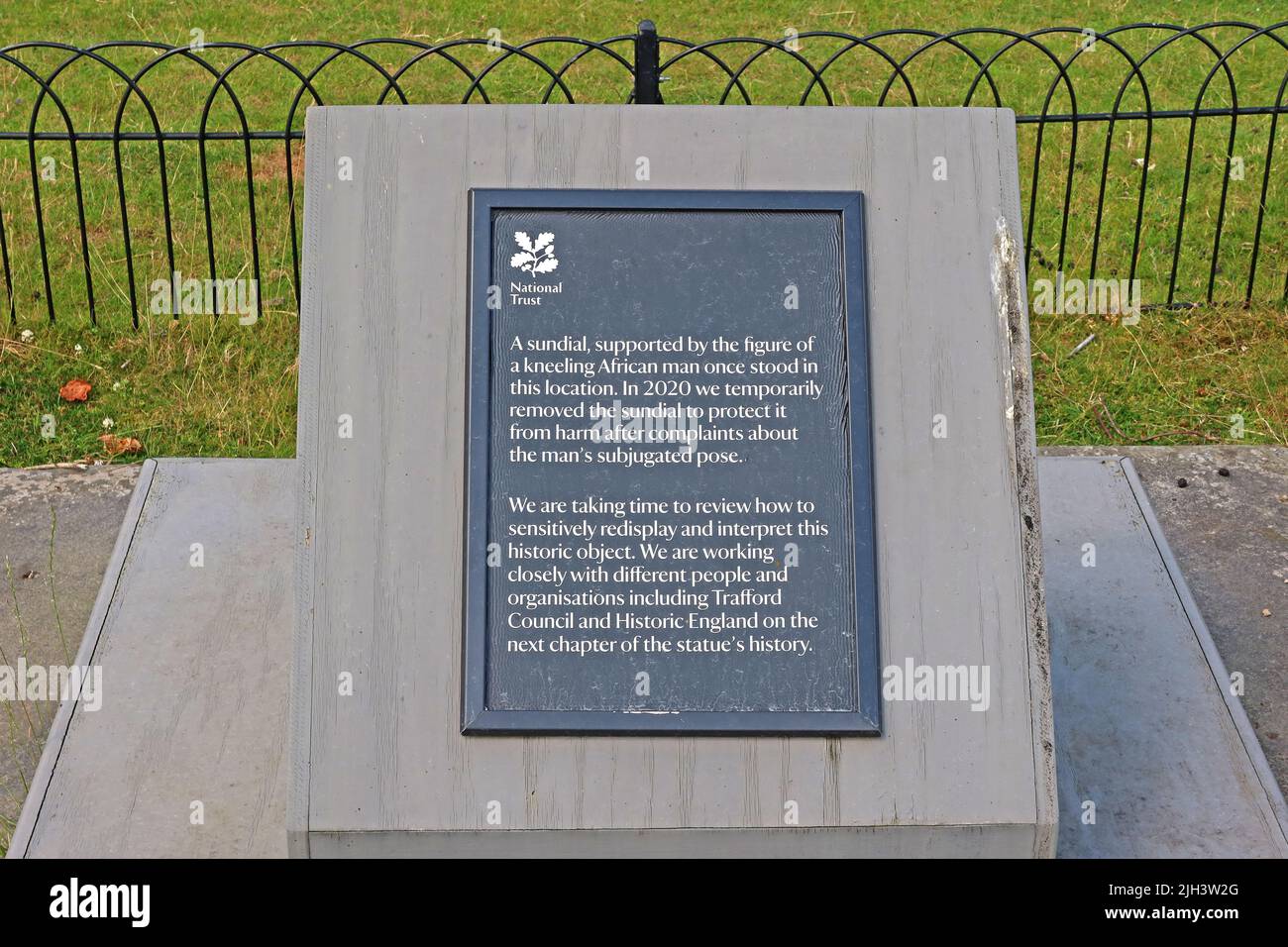 Woke National Trust Entfernung der schwarzen afrikanischen Sonnenuhr, vor der Dunham Massey Hall, während Sie die äthiopische Flagge, Altrinchma, Cheshire, England, Großbritannien, flogen Stockfoto