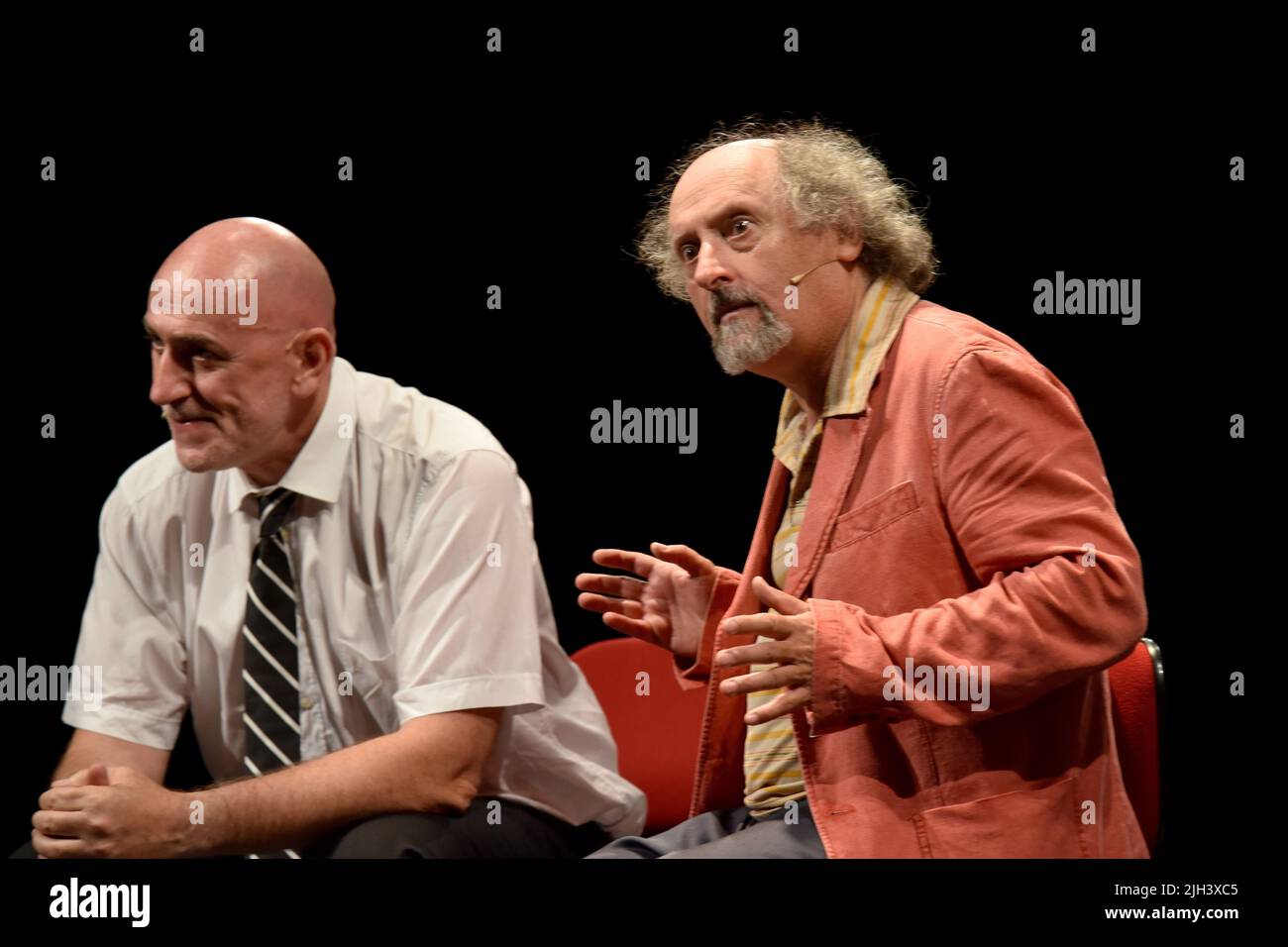 Spettacolo al Teatro Busca di Alba con Stefano Cornacchione e Sergio Sgrilli Stockfoto