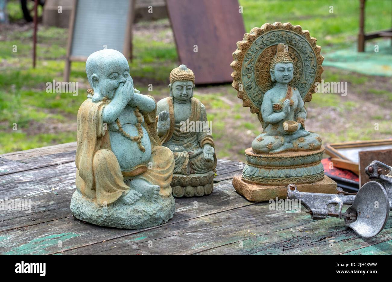 Wunderschöne gegossene orientalische Statuen werden in einem Antiquitäten- und Trödelladen im Freien in Michigan, USA, zum Verkauf angeboten Stockfoto