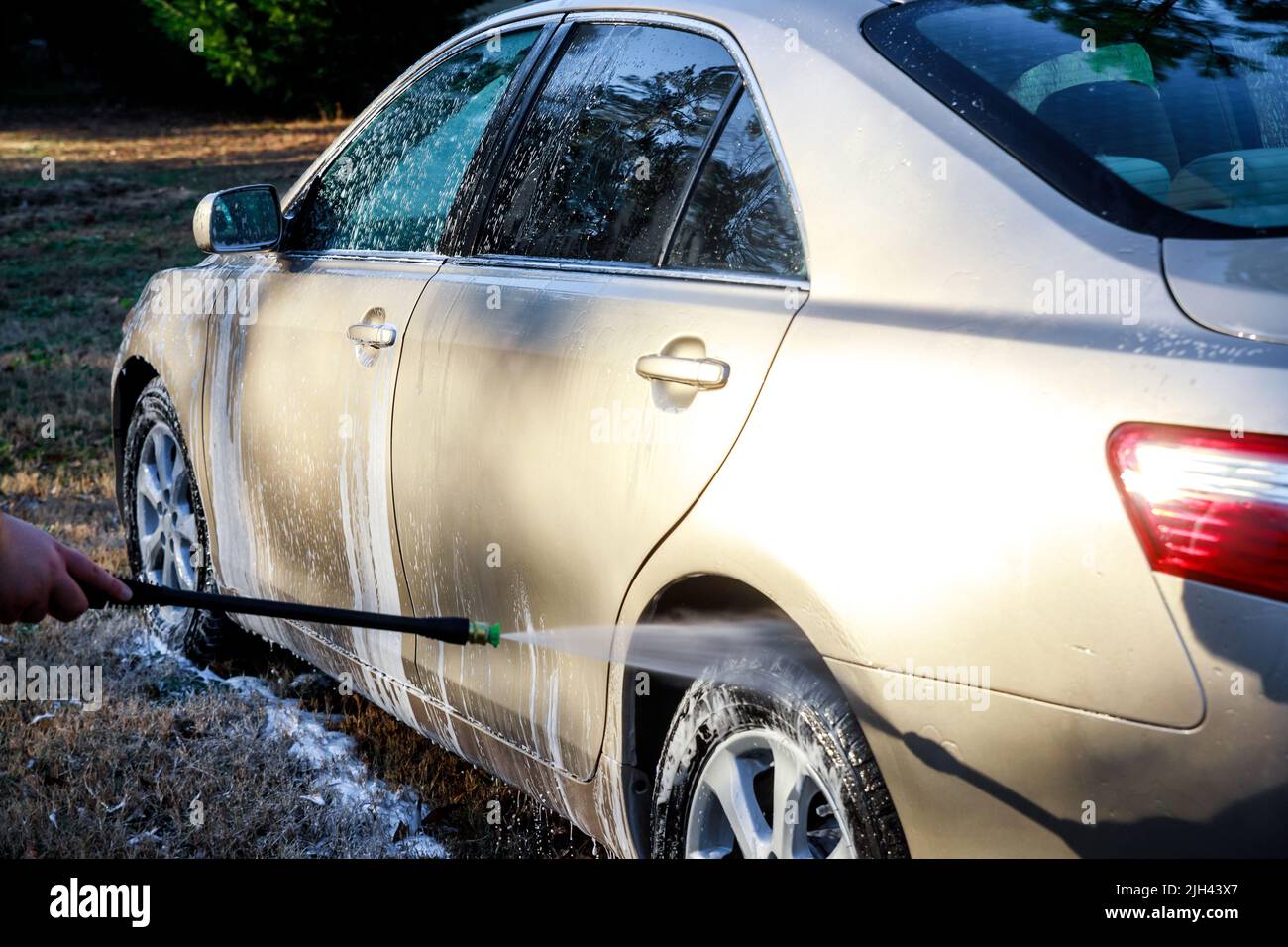 Die Verwendung einer Waschanlage mit Seifenspender macht Ihr Auto einfacher. Stockfoto