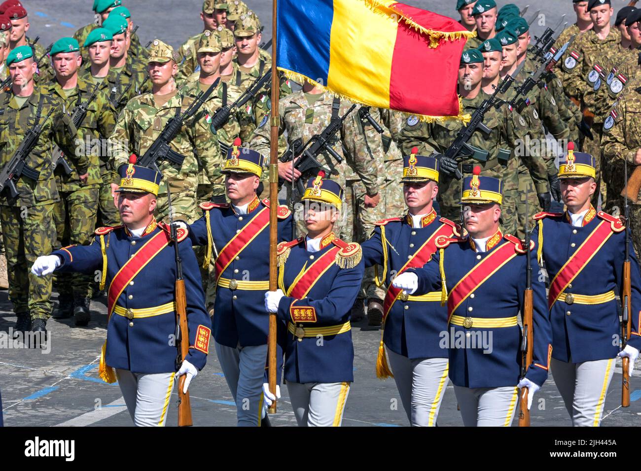 Paris, Frankreich. 14.. Juli 2022. Verschiedene Offiziere und Fahrzeuge, die während der Militärparade am 14. Juli 2022 auf der Champs-Elysees in Paris, Frankreich, gesehen wurden. Foto von Ammar Abd Rabbo/ABACAPRESS.COM Quelle: Abaca Press/Alamy Live News Stockfoto