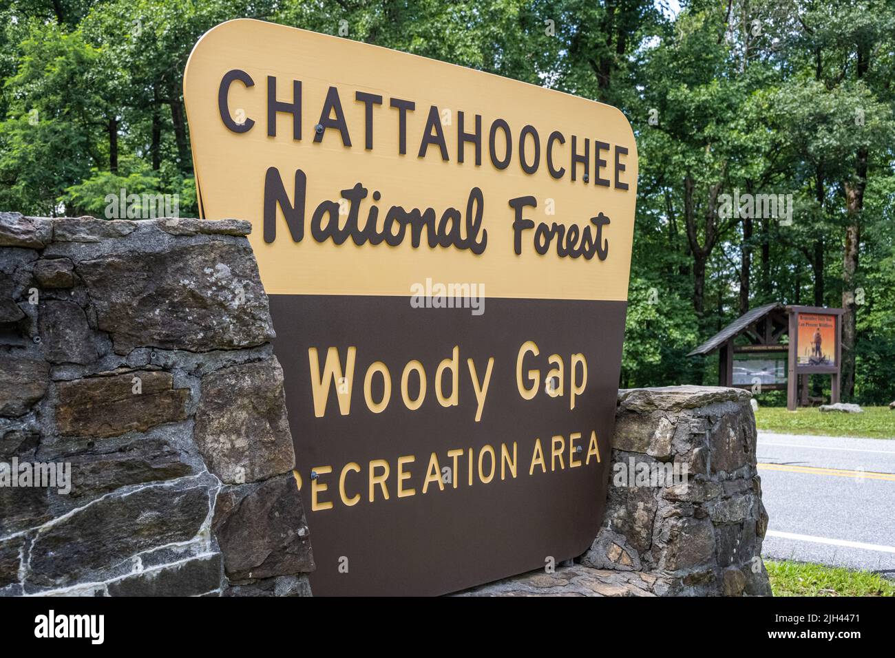 Woody Gap Recreation Area im Chattahoochee National Forest, wo der Appalachian Trail den Scenic Highway 60 zwischen Suches und Dahlonega, GA, kreuzt. Stockfoto