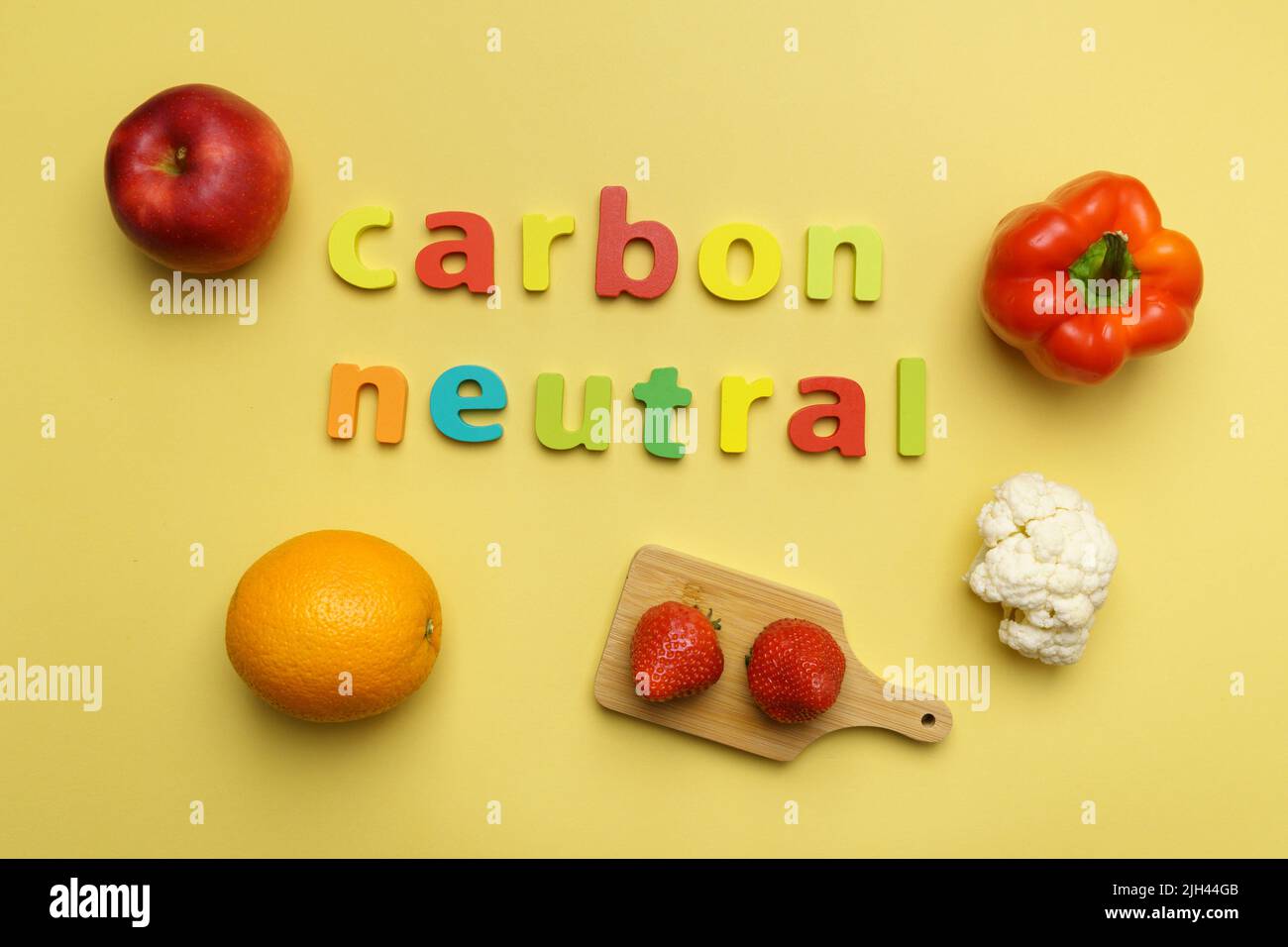 Gesunde Ernährung natürliches Gemüse in mit Aufschrift CO2 neutral. Draufsicht Stockfoto