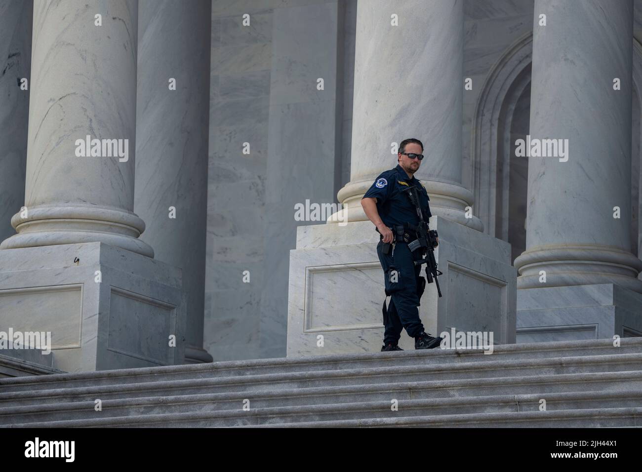 Washington DC, USA. 14.. Juli 2022. Washington, Vereinigte Staaten. 14.. Juli 2022. Ein US-Polizeibeamter des Kapitols trägt am Donnerstag, den 14. Juli 2022, ein Gewehr auf den Stufen des US-Kapitols in Washington, DC. Quelle: Haiyun Jiang/Pool via CNP/dpa/Alamy Live News Quelle: dpa picture Alliance/Alamy Live News Stockfoto