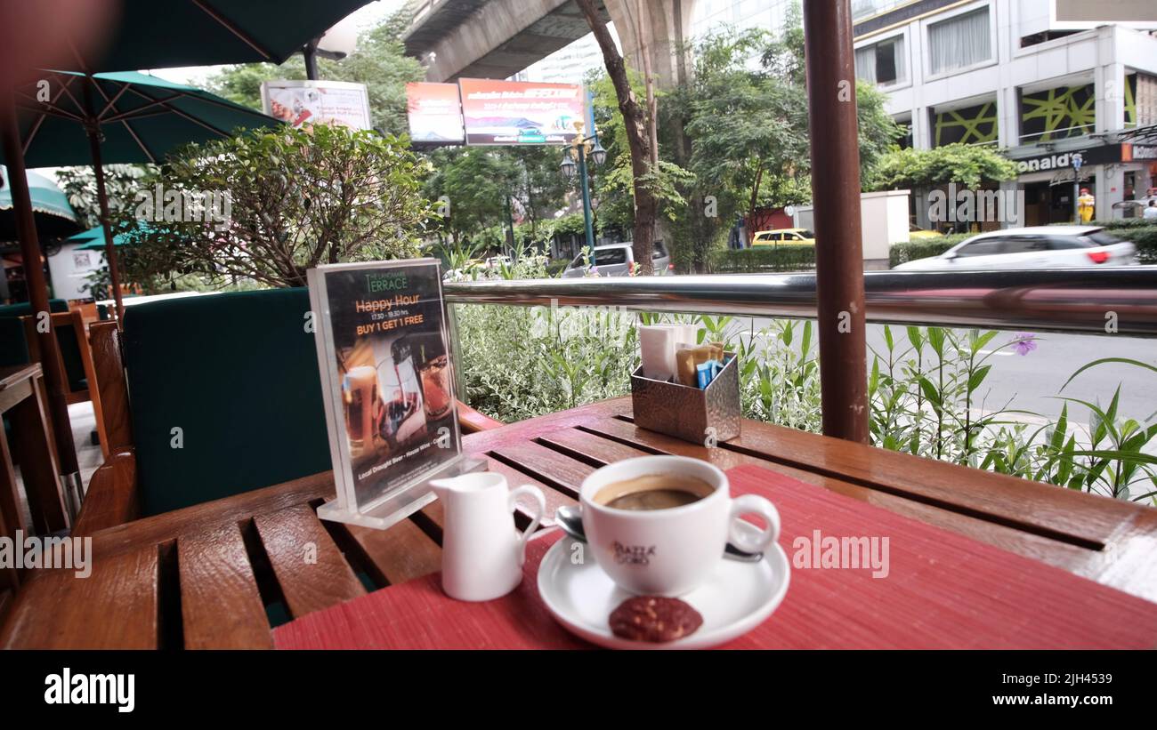 Kaffee auf der Terrasse des Landmark Hotel Bangkok Thailand Stockfoto