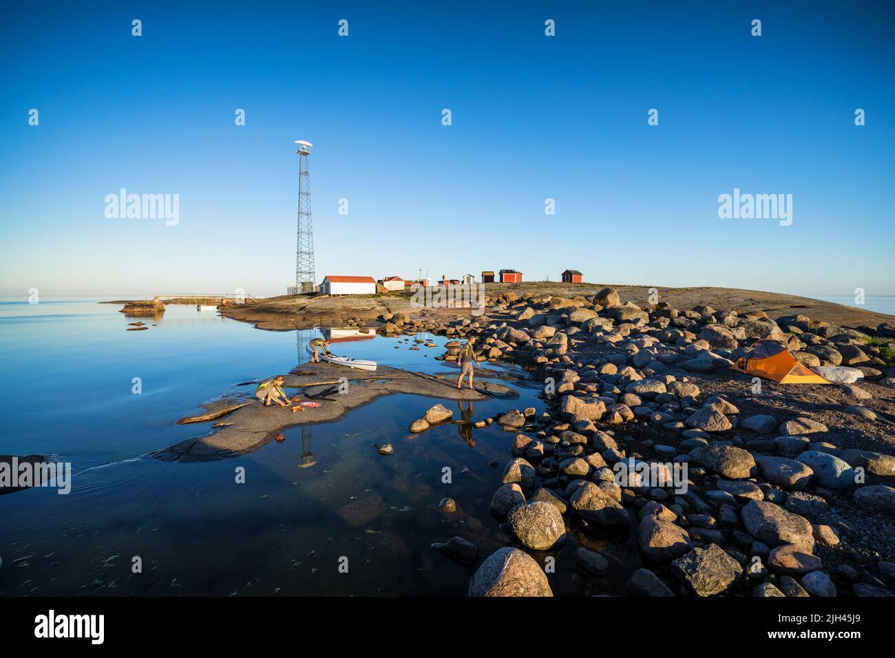Kajakfahren und Camping auf der Insel Huovari, Virolahti, Finnland Stockfoto