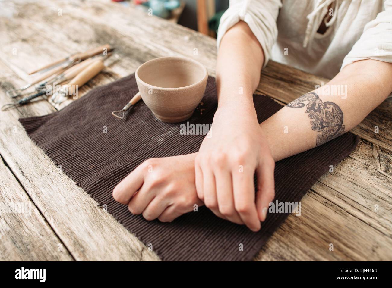 Müde Hände des Handwerkers, Ruhe nach der Arbeit Stockfoto