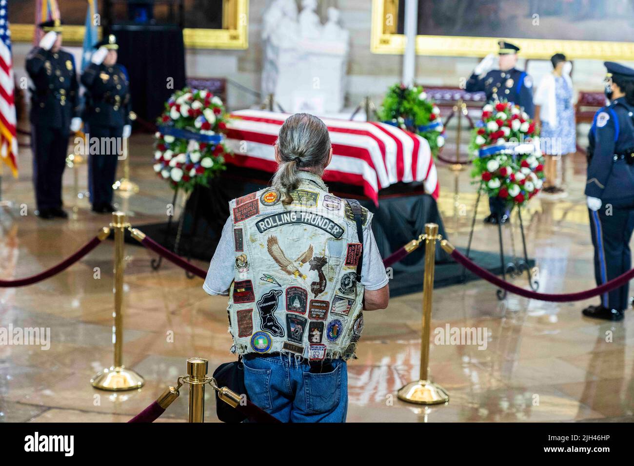 Washington DC, USA. 14.. Juli 2022. Ein Mann würdigt Hershel Woodrow „Woody“ Williams, den letzten Empfänger der Ehrenmedaille des Zweiten Weltkriegs, der in der US-Rotunde des Kapitols vergeht, da seine Überreste am Donnerstag, dem 14. Juli, in Washington, DC, USA, zu Ehren liegen. 2022. Williams, der im Alter von 98 Jahren verstarb, erhielt den Preis für die Aktion in der Schlacht von Iwo Jima. Foto von Tom Williams/Pool/ABACAPRESS.COM Quelle: Abaca Press/Alamy Live News Stockfoto