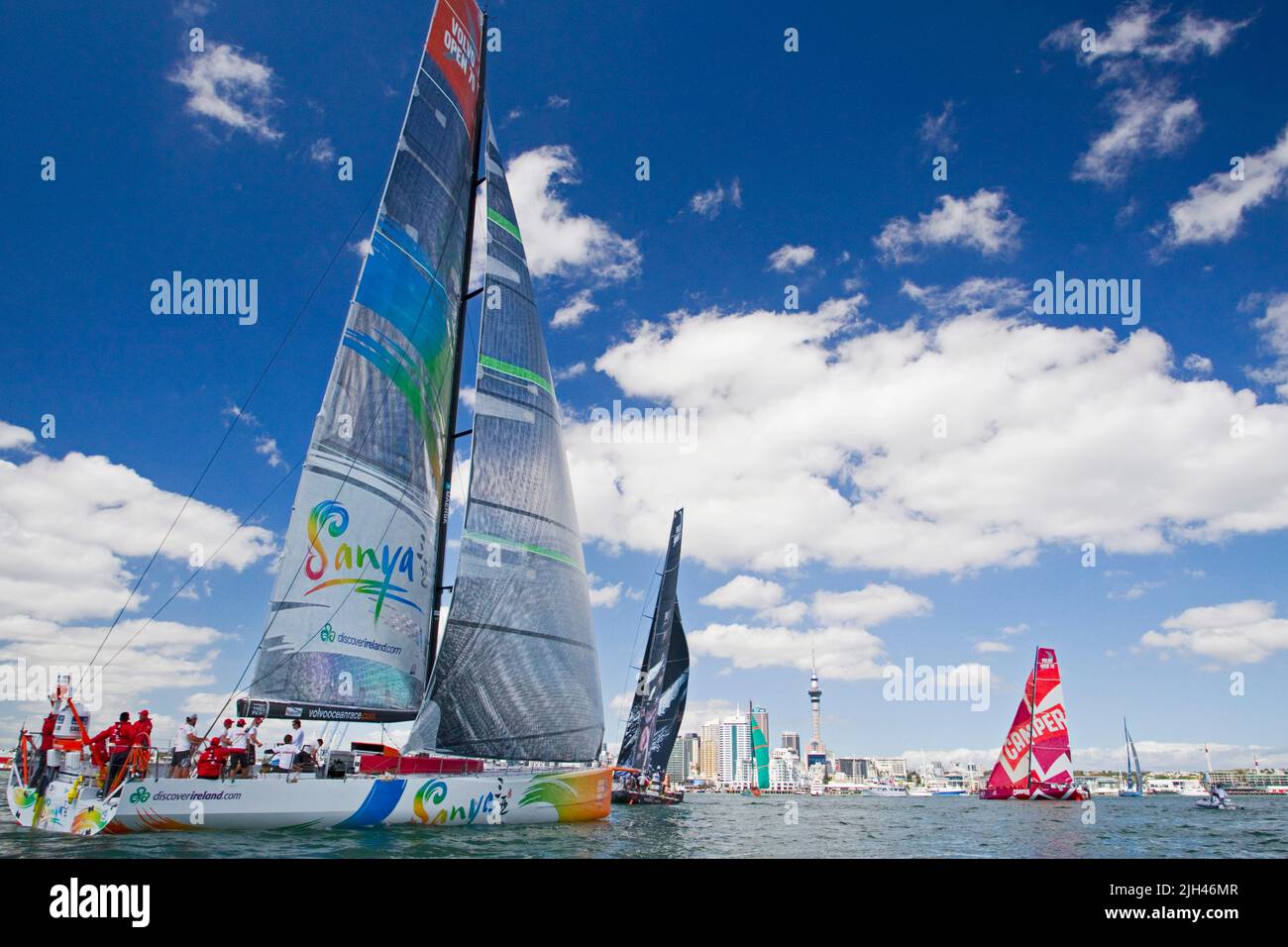 Team Sanya, links mit Puma Ocean Racing, Groupama Sailing Team, Camper mit Emirates Team New Zealand und Team Telefonica nehmen am Pro-am-Rennen Teil Stockfoto