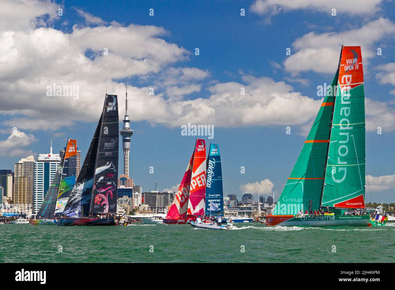Team Sanya, Left, Puma Ocean Racing, Camper mit Emirates Team New Zealand, Team Telefonica und Groupama Sailing Team nehmen am Pro-am-Rennen Teil Stockfoto