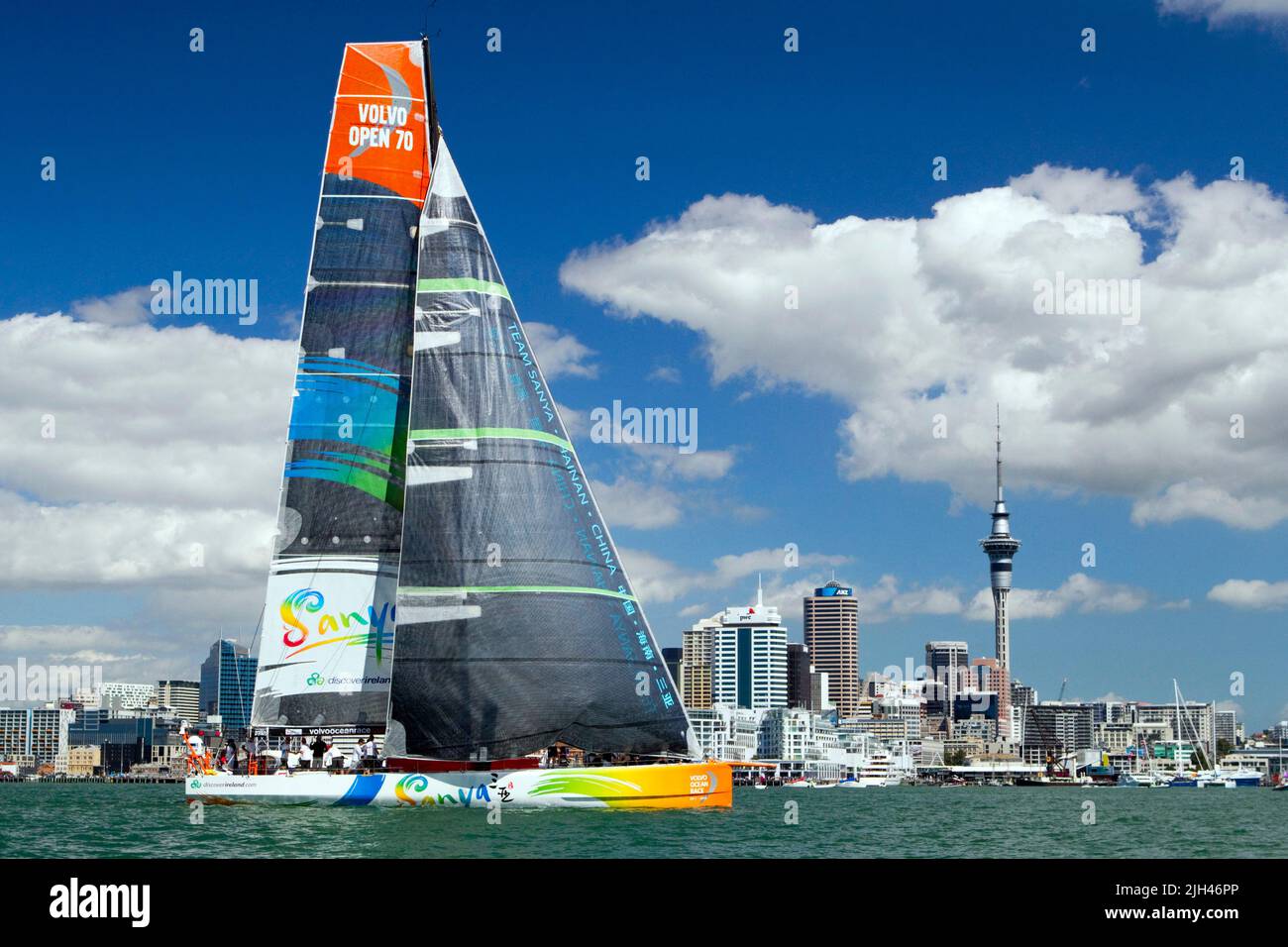 Team Sanya überquert die Linie und gewinnt das Pro-am-Rennen im Rahmen der Aktivitäten im Hafen des Volvo Ocean Race, Auckland, Neuseeland, Stockfoto