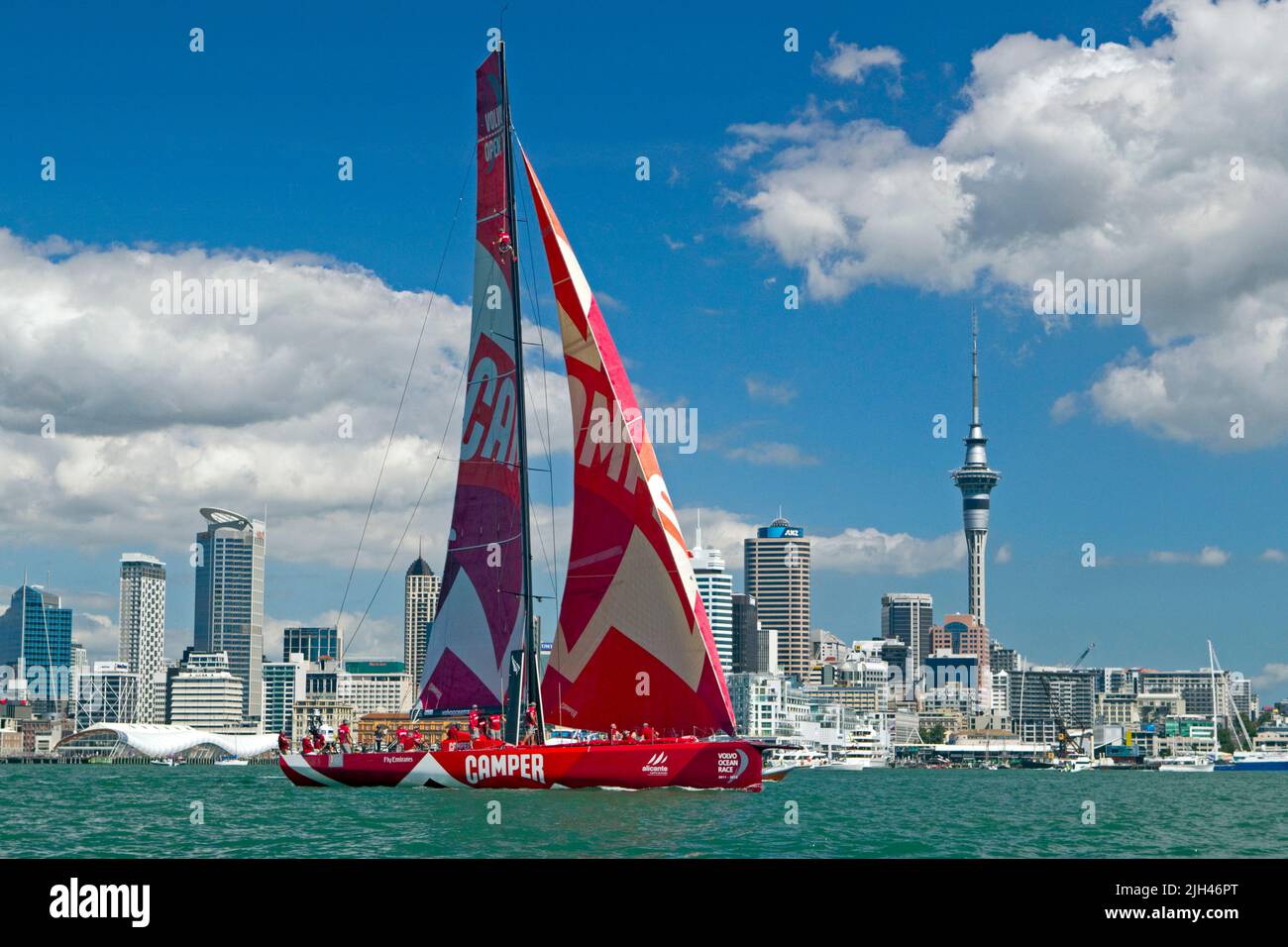 Camper mit Emirates Team New Zealand nimmt am Pro-am-Rennen im Rahmen der Hafenaktivitäten des Volvo Ocean Race, Auckland, Neuseeland, Stockfoto