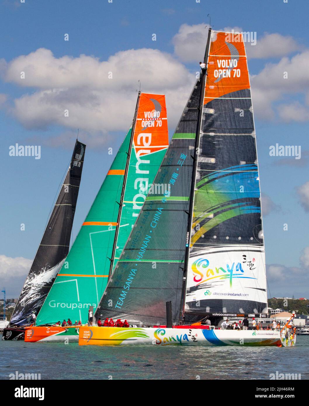 Puma Ocean Racing, Left, das Groupama Sailing Team und das Team Sanya nehmen im Rahmen der Hafenaktivitäten des Volvo Ocean Race am Pro-am-Rennen Teil. Stockfoto