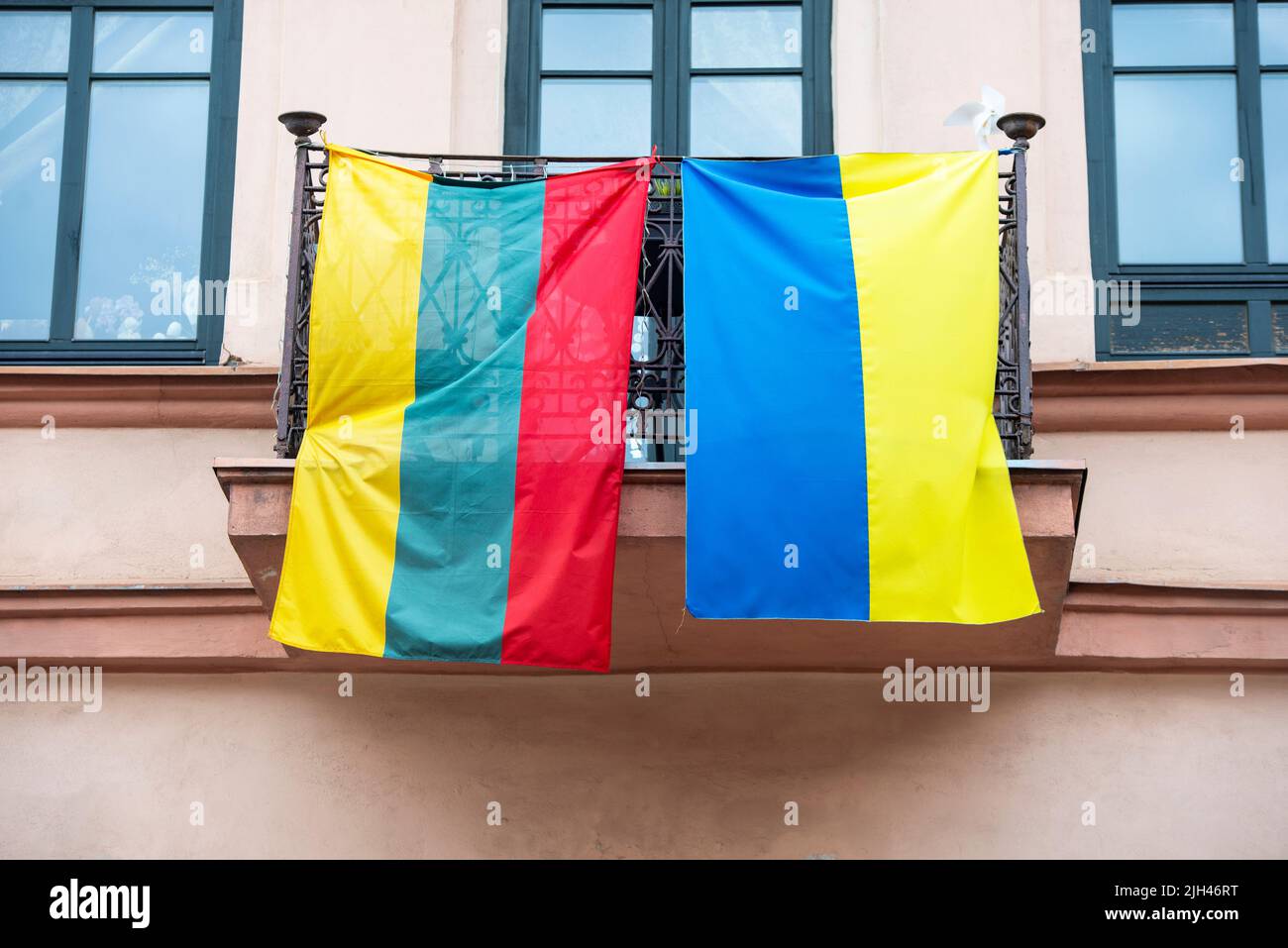 Flaggen der Ukraine und Litauens auf einem Balkon in einer Straße, Vilnius. Stockfoto