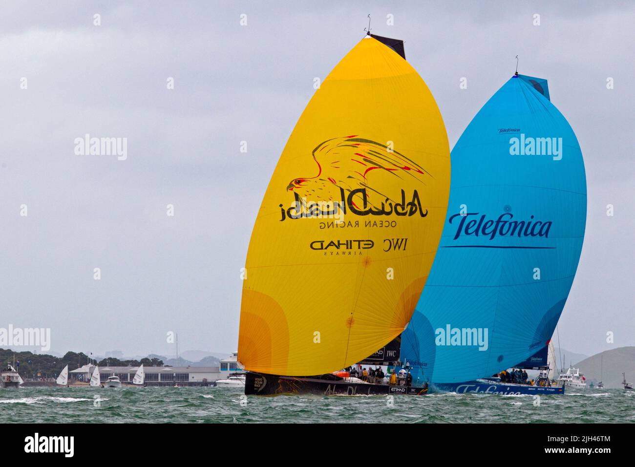 Abu Dhabi Ocean Racing, Left und Team Telefonica treten im Rahmen des Volvo Ocean Race, Auckland, Neuseeland, beim in-Port-Rennen an. Stockfoto