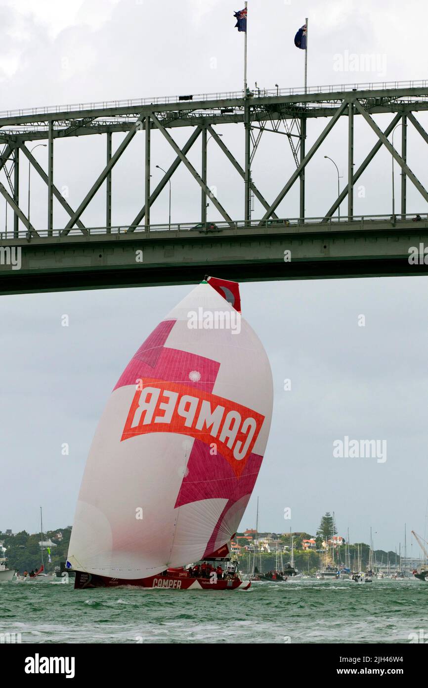 Camper mit Emirates Team New Zealand fährt unter der Harbour Bridge durch, während sie im Rahmen des Volvo Ocean Race am in-Port-Rennen teilnehmen Stockfoto