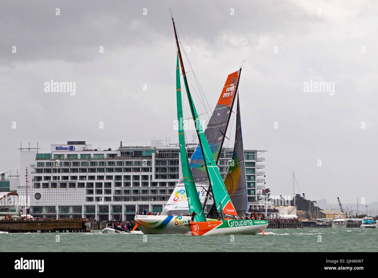Team Sanya, Left und Groupama Sailing Team treten im Rahmen des Volvo Ocean Race, Auckland, Neuseeland, beim in-Port-Rennen an. Stockfoto
