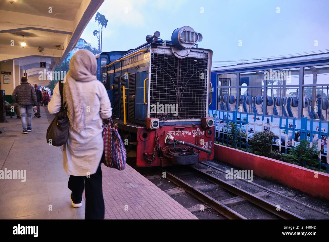 DARJEELING, INDIAN - Juni 22, Darjeeling Himalayan Railway am Bahnhof, Darjeeling Himalayan Railway ist ein UNESCO-Weltkulturerbe. Stockfoto