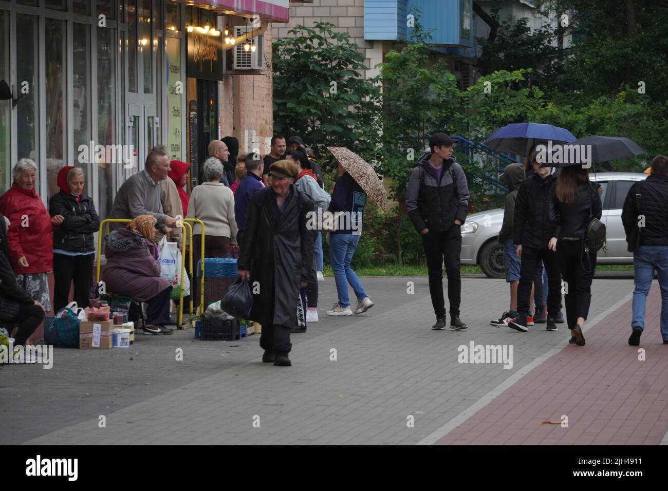 Tschernihiw, Ukraine. 13.. Juli 2022. Menschen stehen vor einem Geschäft in Tschernihiw, Ukraine, 13. Juli 2022. Quelle: Roman Petushkov/Xinhua/Alamy Live News Stockfoto