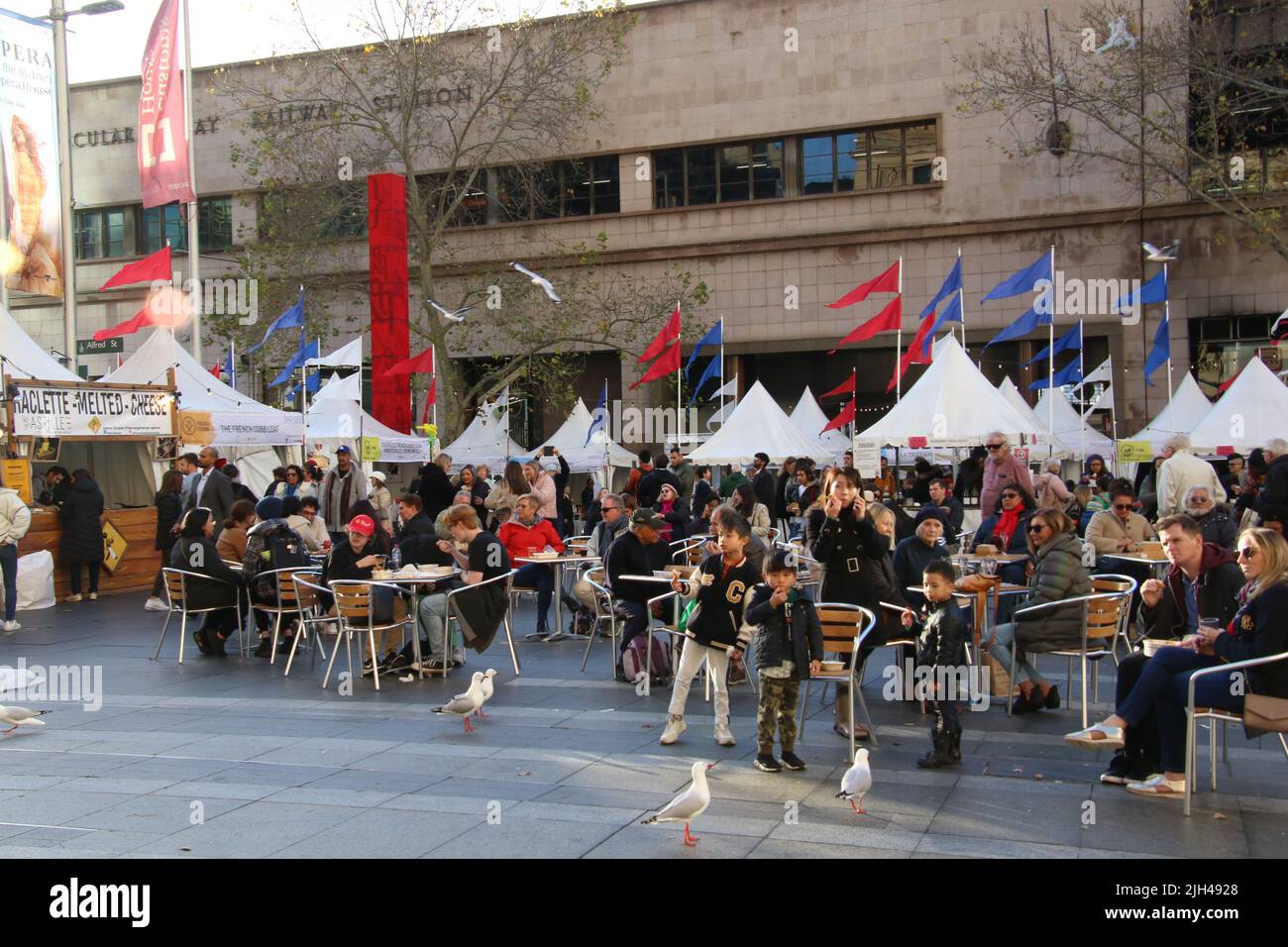 Sydney, Australien. 14.. Juli 2022. Die Franzosen kehren zum Vorplatz des Zollhauses zurück, um das Bastille-Festival 8. zu feiern. Das Bastille Festival Sydney ist ein kostenloses französisches Kulturfest mit Speisen, Wein und Kunst, das jährlich vom Donnerstag, 14. Juli 2022 bis Sonntag, 17. Juli 2022, auf dem Vorplatz des Zollhauses von Sydney stattfindet. Kredit: Richard Milnes/Alamy Live Nachrichten Stockfoto