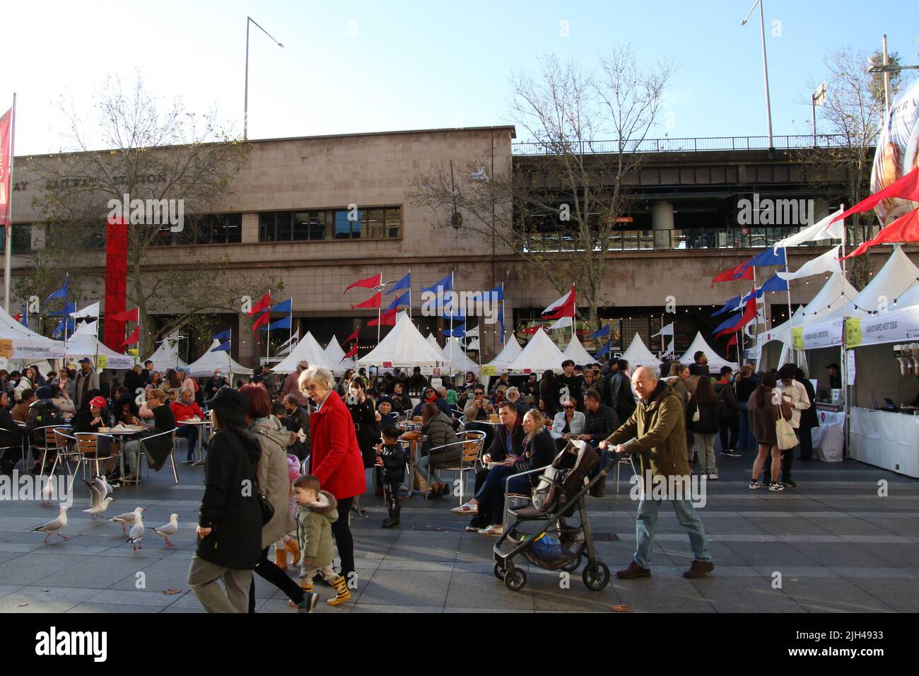 Sydney, Australien. 14.. Juli 2022. Die Franzosen kehren zum Vorplatz des Zollhauses zurück, um das Bastille-Festival 8. zu feiern. Das Bastille Festival Sydney ist ein kostenloses französisches Kulturfest mit Speisen, Wein und Kunst, das jährlich vom Donnerstag, 14. Juli 2022 bis Sonntag, 17. Juli 2022, auf dem Vorplatz des Zollhauses von Sydney stattfindet. Kredit: Richard Milnes/Alamy Live Nachrichten Stockfoto