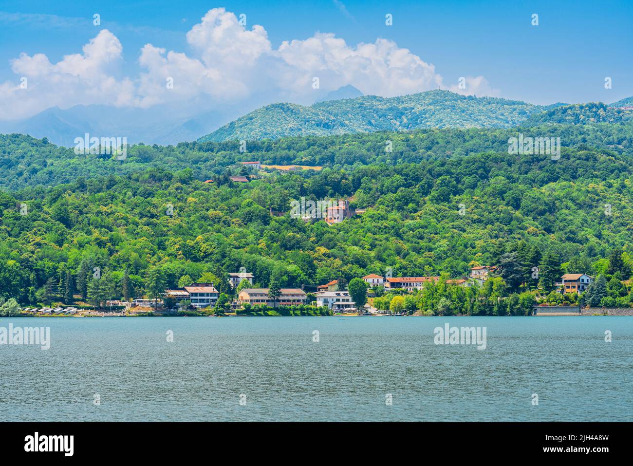 Blick auf den Großen See von Avigliana im Piemont Regio, Norditalien Stockfoto