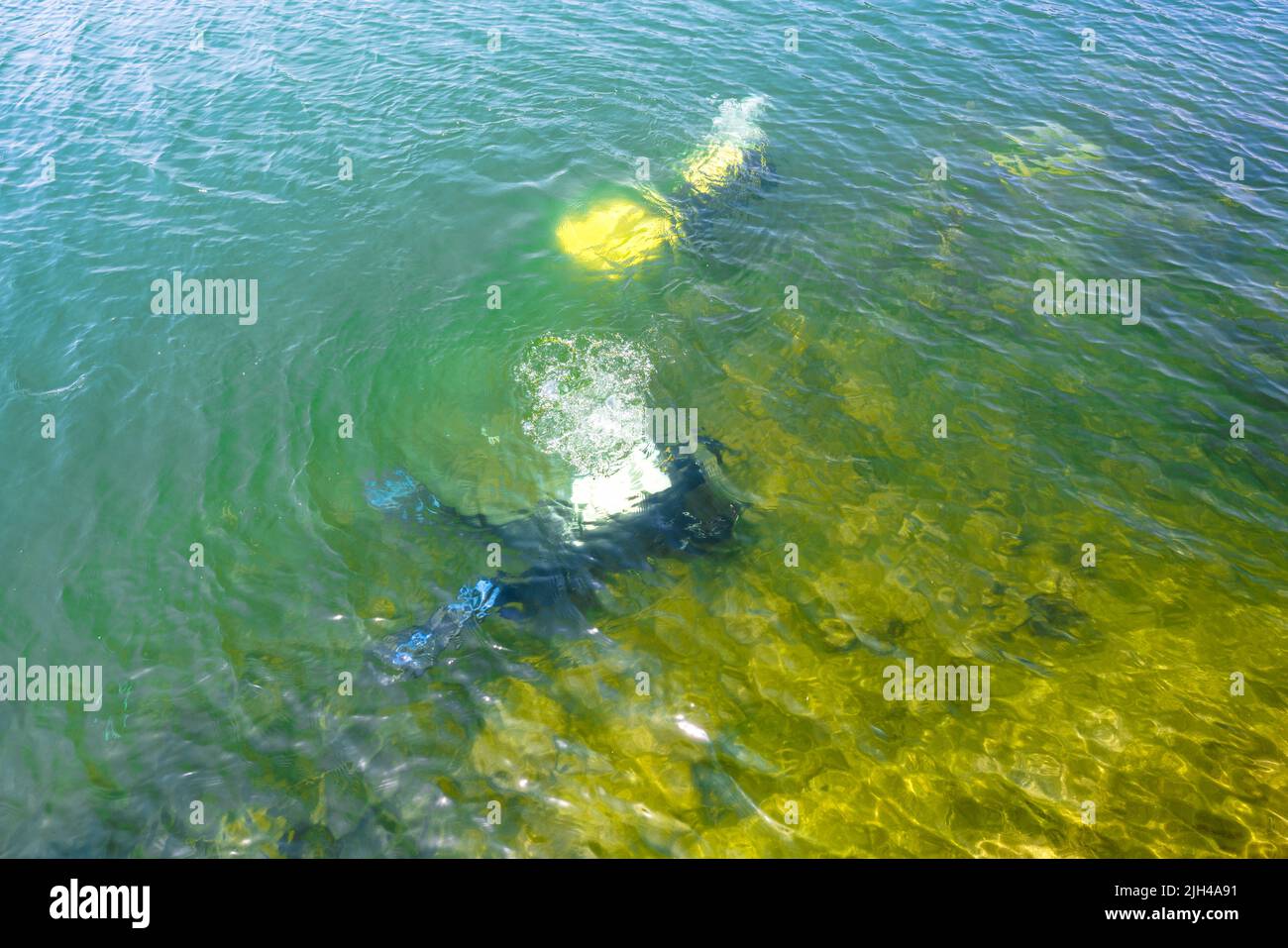 Taucher tauchten im Lago Grande de Avigliana in der Region Piemont in Italien unter Stockfoto