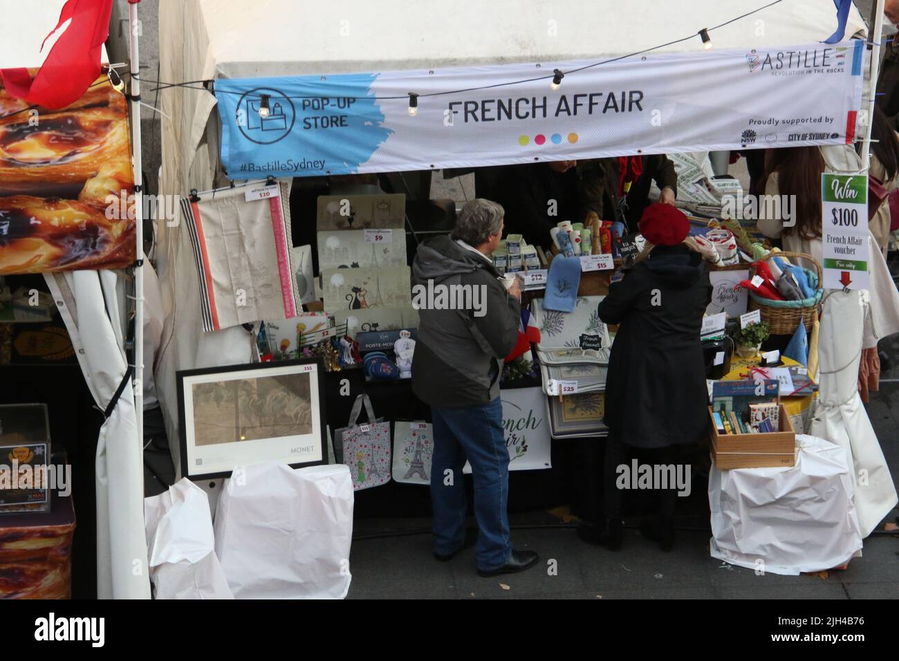 Sydney, Australien. 14.. Juli 2022. Die Franzosen kehren zum Vorplatz des Zollhauses zurück, um das Bastille-Festival 8. zu feiern. Das Bastille Festival Sydney ist ein kostenloses französisches Kulturfest mit Speisen, Wein und Kunst, das jährlich vom Donnerstag, 14. Juli 2022 bis Sonntag, 17. Juli 2022, auf dem Vorplatz des Zollhauses von Sydney stattfindet. Kredit: Richard Milnes/Alamy Live Nachrichten Stockfoto