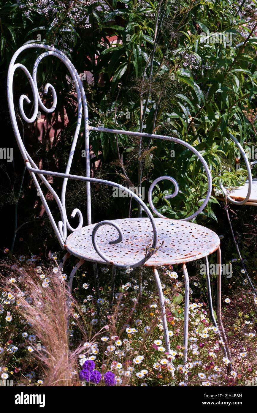 Gartenstuhl im Perch Hill Garden im Juli East Sussex UK Stockfoto