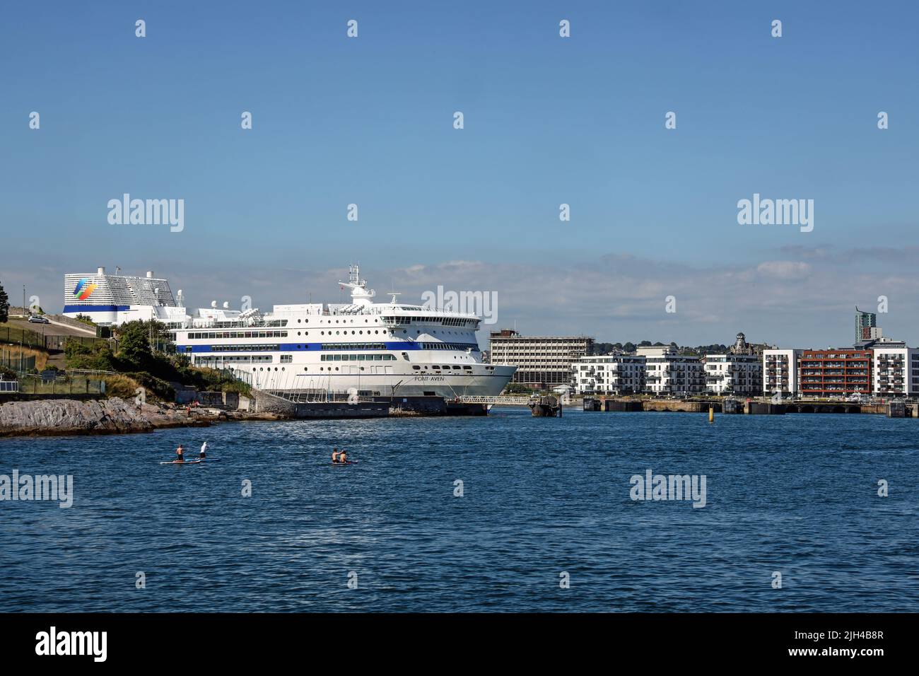 Brittany Ferries Schiff, Pont Aven dockte an den Millbay Docks, Plymouth. Neue Wohngebäude am Wasser bilden den Hintergrund. Die Fähren fahren regelmäßig Stockfoto