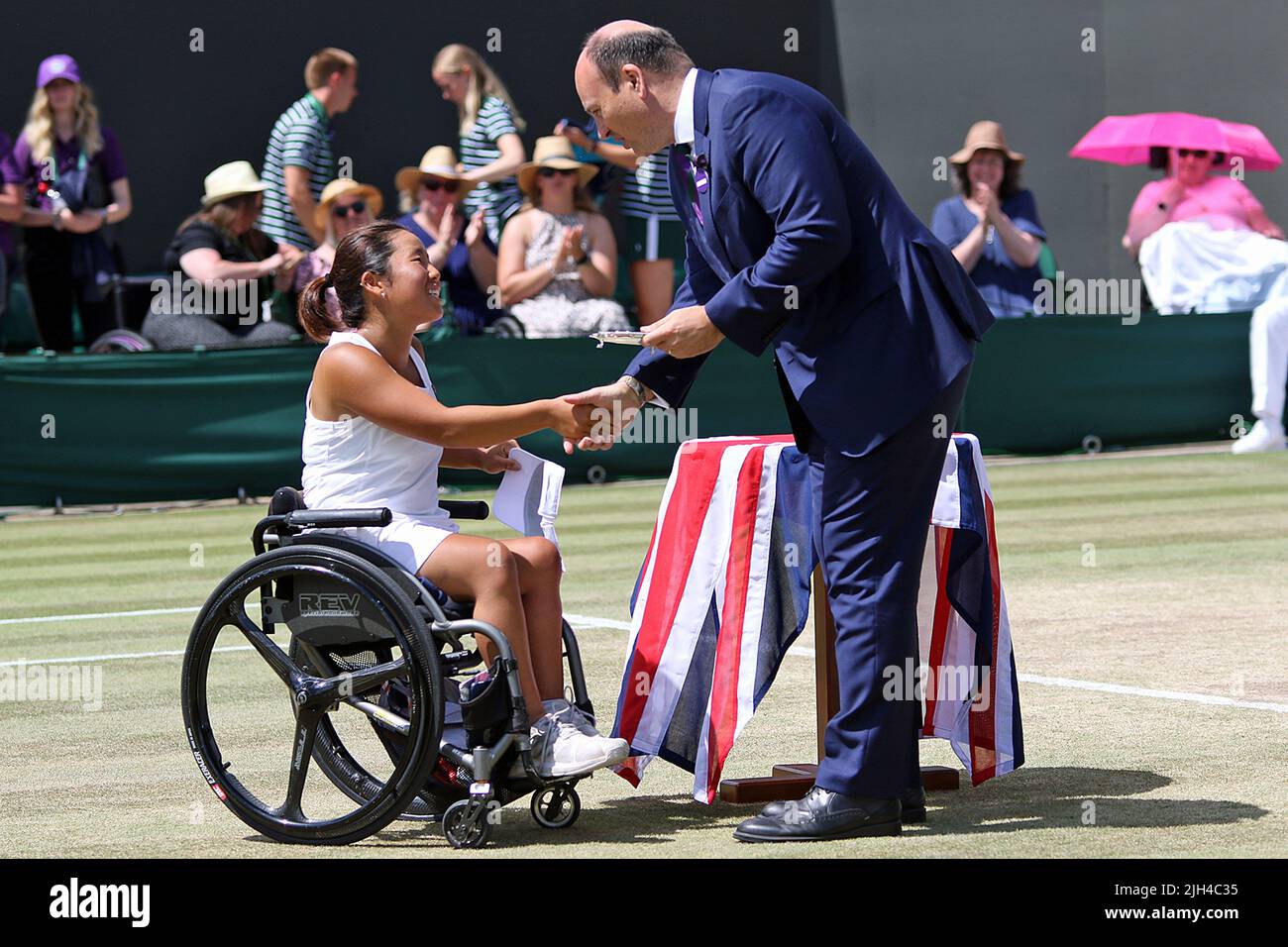 Yui Kamiji aus Japan (im Bild) verlor bei Wimbledon 2022 gegen Diede de Groot aus den Niederlanden bei den Damen-Rollstuhl-Singles. Stockfoto